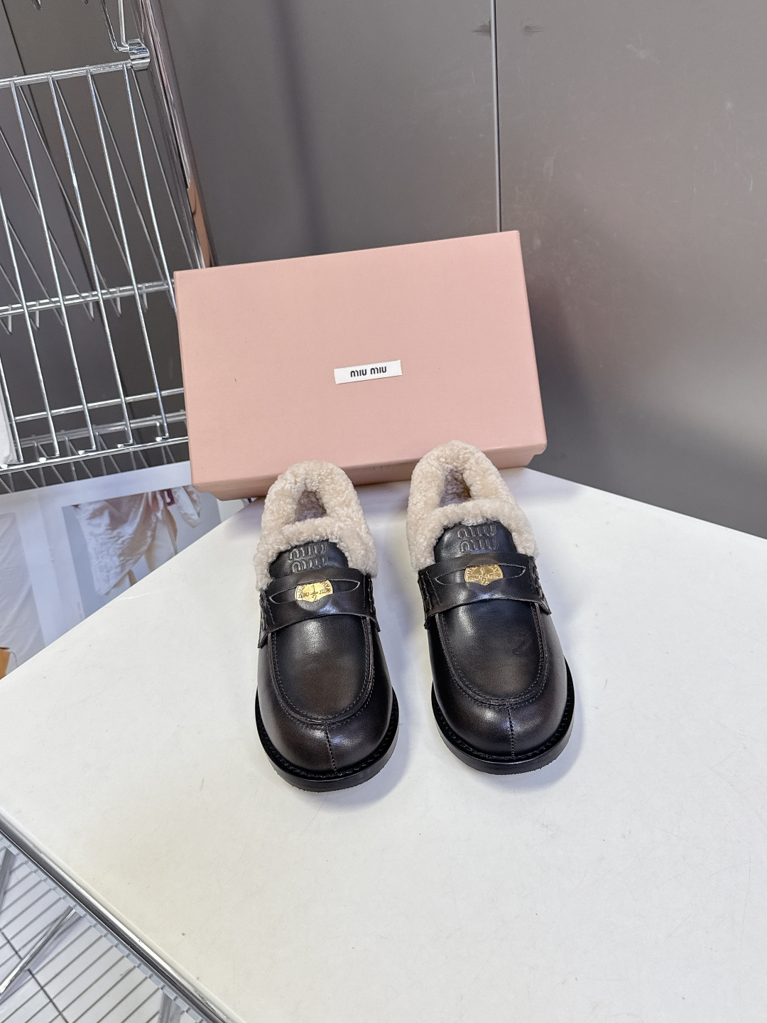 Miu Miu缪缪秋冬最新款钱币乐福鞋 毛毛鞋 超多明星时尚博主种草 毛茸茸的看着就暖和 新出的‘小钱币