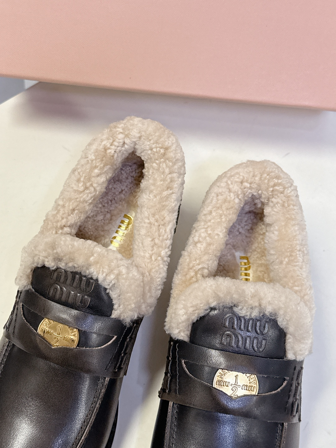 Miu Miu缪缪秋冬最新款钱币乐福鞋 毛毛鞋 超多明星时尚博主种草 毛茸茸的看着就暖和 新出的‘小钱币