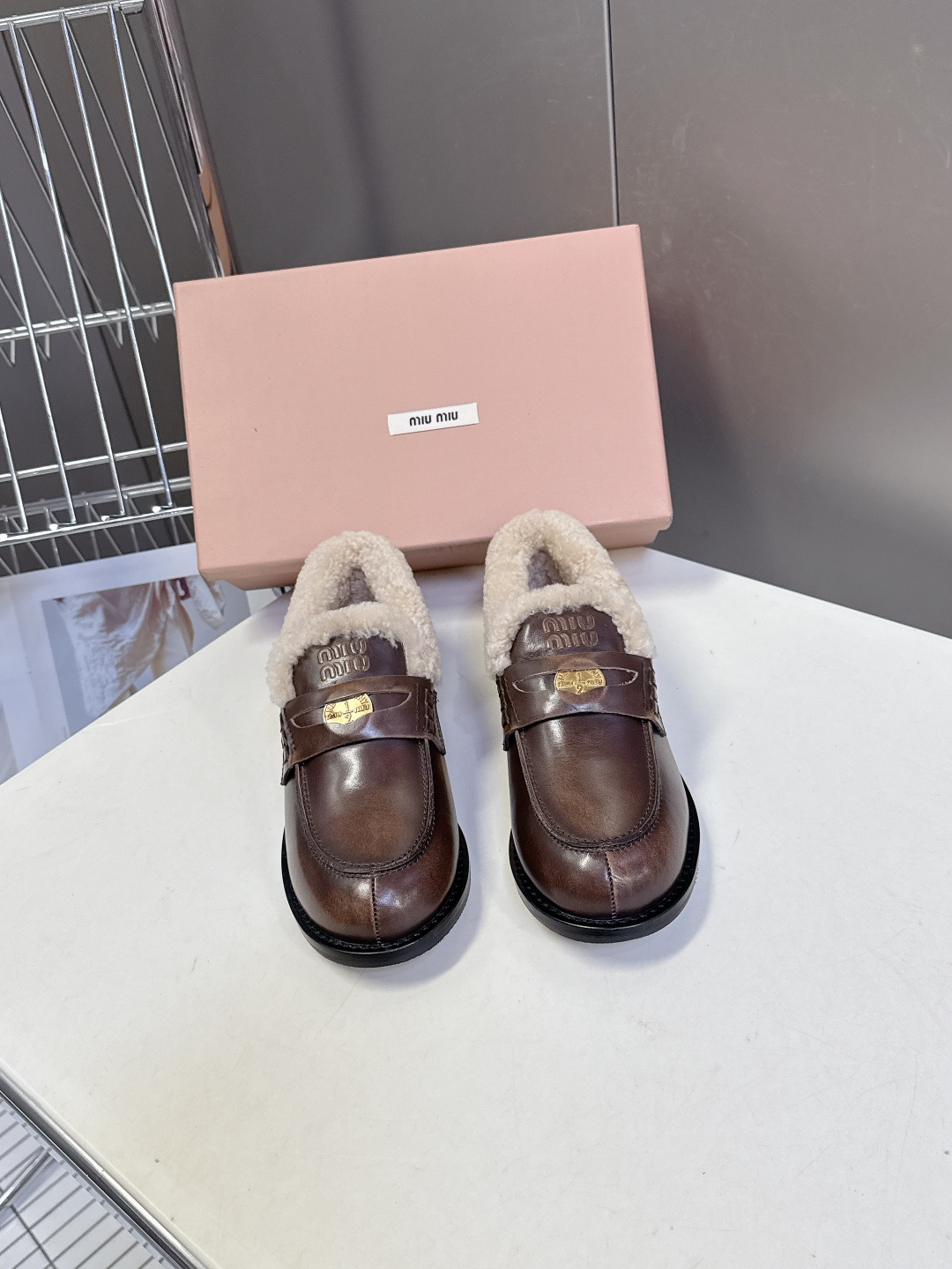 NO:564174,Miu Miu's latest coin loafers for autumn and winter are furry shoes. Many celebrity fashion bloggers plant grass. They are so furry and warm just looking at them. The new 'little coins' really make people's hearts melt. Except for the detail of a coin sandwiched in the middle, the overall shape of the shoes is very delicate and not bulky. The shape of the toe is a 'small upturned nose, and the upper foot is super good-looking. Upper: high silk smooth cowhide, real wool lining, original molded non-slip outsole.  Size 35-40, loafers, miumiu, loafers, cowhide19860909Miu Miu缪缪秋冬最新款钱币乐福鞋 毛毛鞋 超多明星时尚博主种草 毛茸茸的看着就暖和 新出的‘小钱币’真的让人一整个心都融化 除了中间夹着一颗钱币这种细节之外 鞋型整体都狠秀气不笨重 鞋头形状是‘小翘鼻、上脚超级好看 鞋面:高丝光牛皮 真羊毛里 原版开模防滑大底 码数35-40,乐福鞋毛毛鞋,miumiu,loafers,cowhide,Women's Shoes