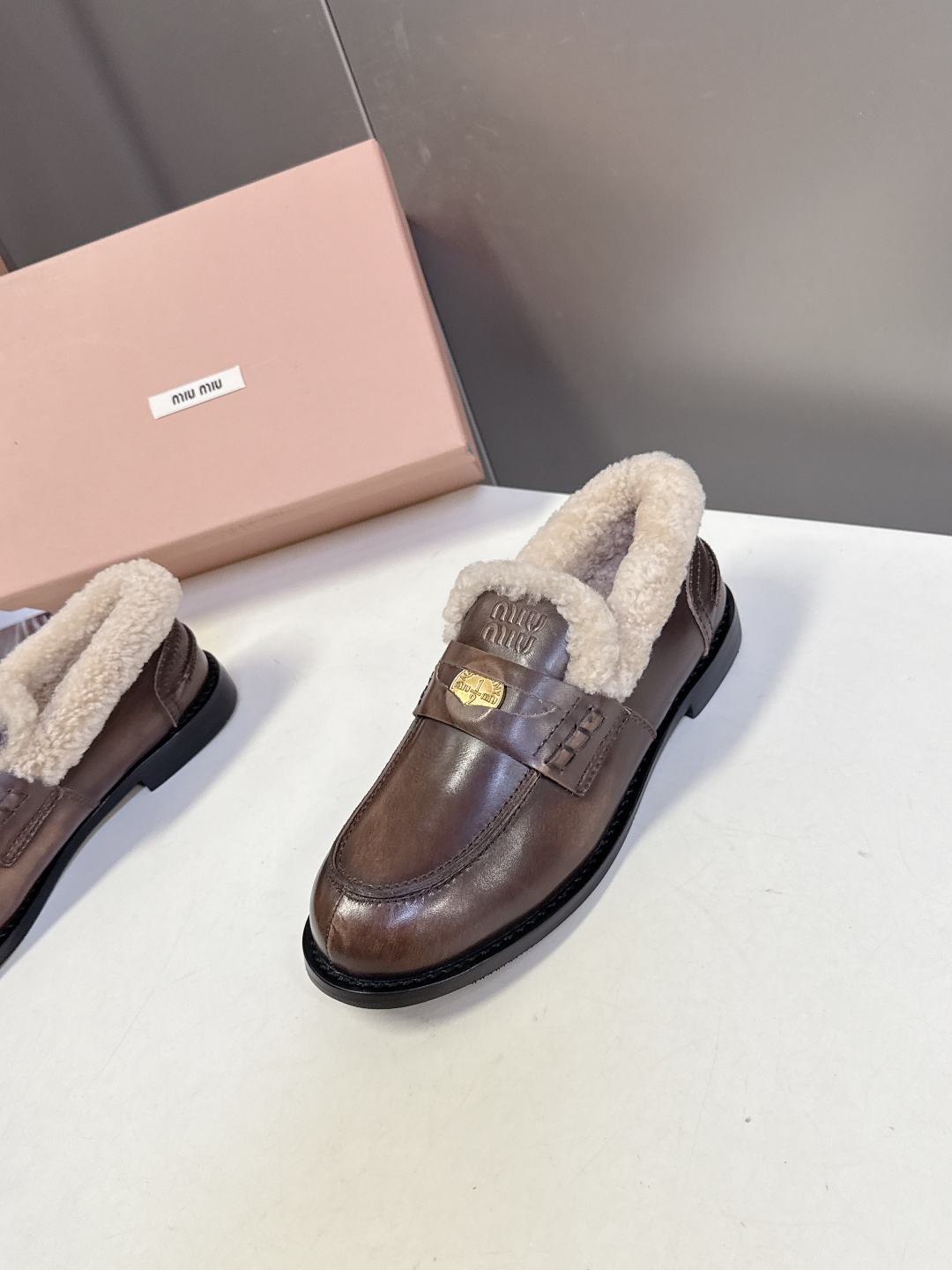 Miu Miu缪缪秋冬最新款钱币乐福鞋 毛毛鞋 超多明星时尚博主种草 毛茸茸的看着就暖和 新出的‘小钱币