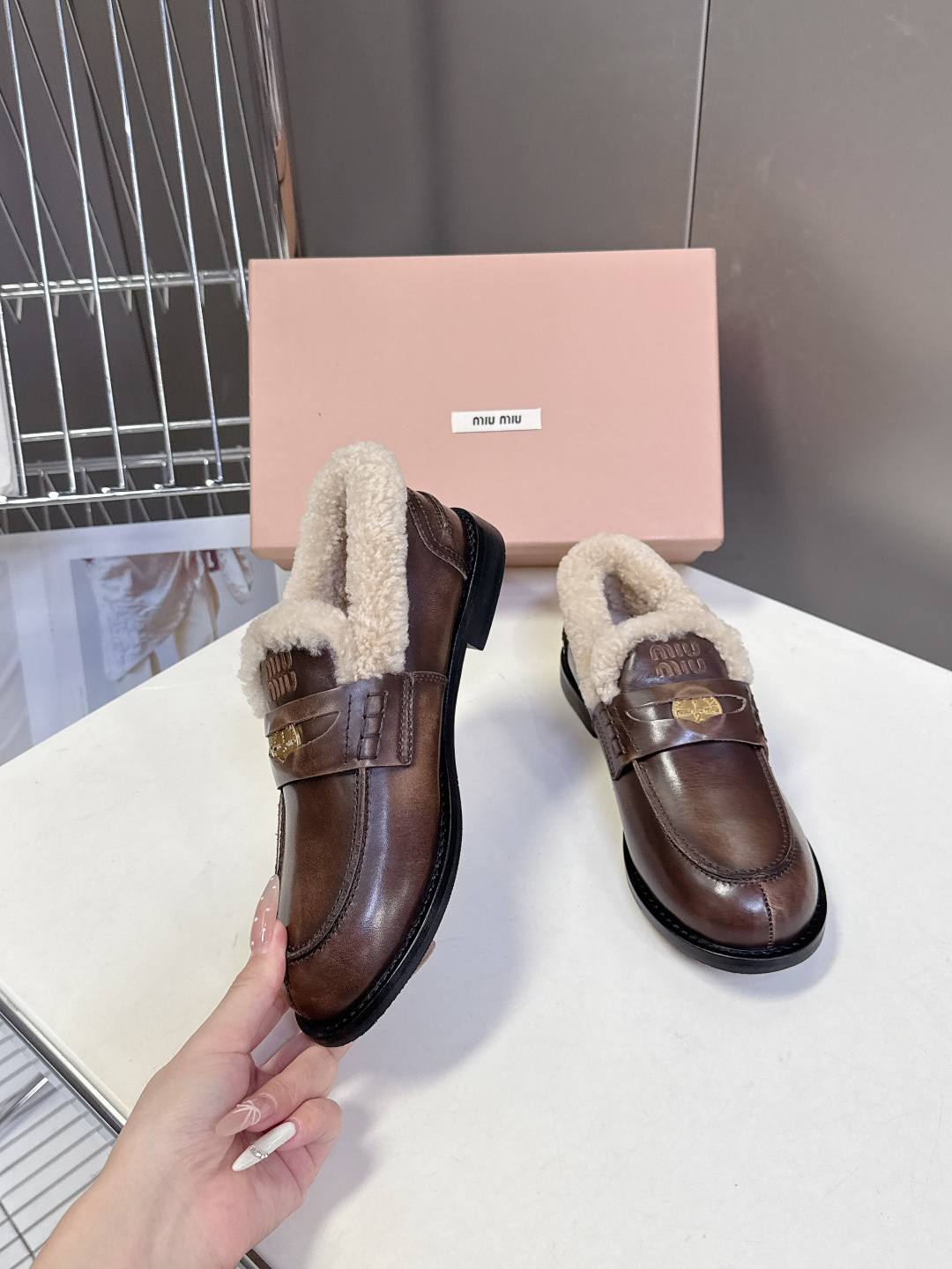 Miu Miu缪缪秋冬最新款钱币乐福鞋 毛毛鞋 超多明星时尚博主种草 毛茸茸的看着就暖和 新出的‘小钱币