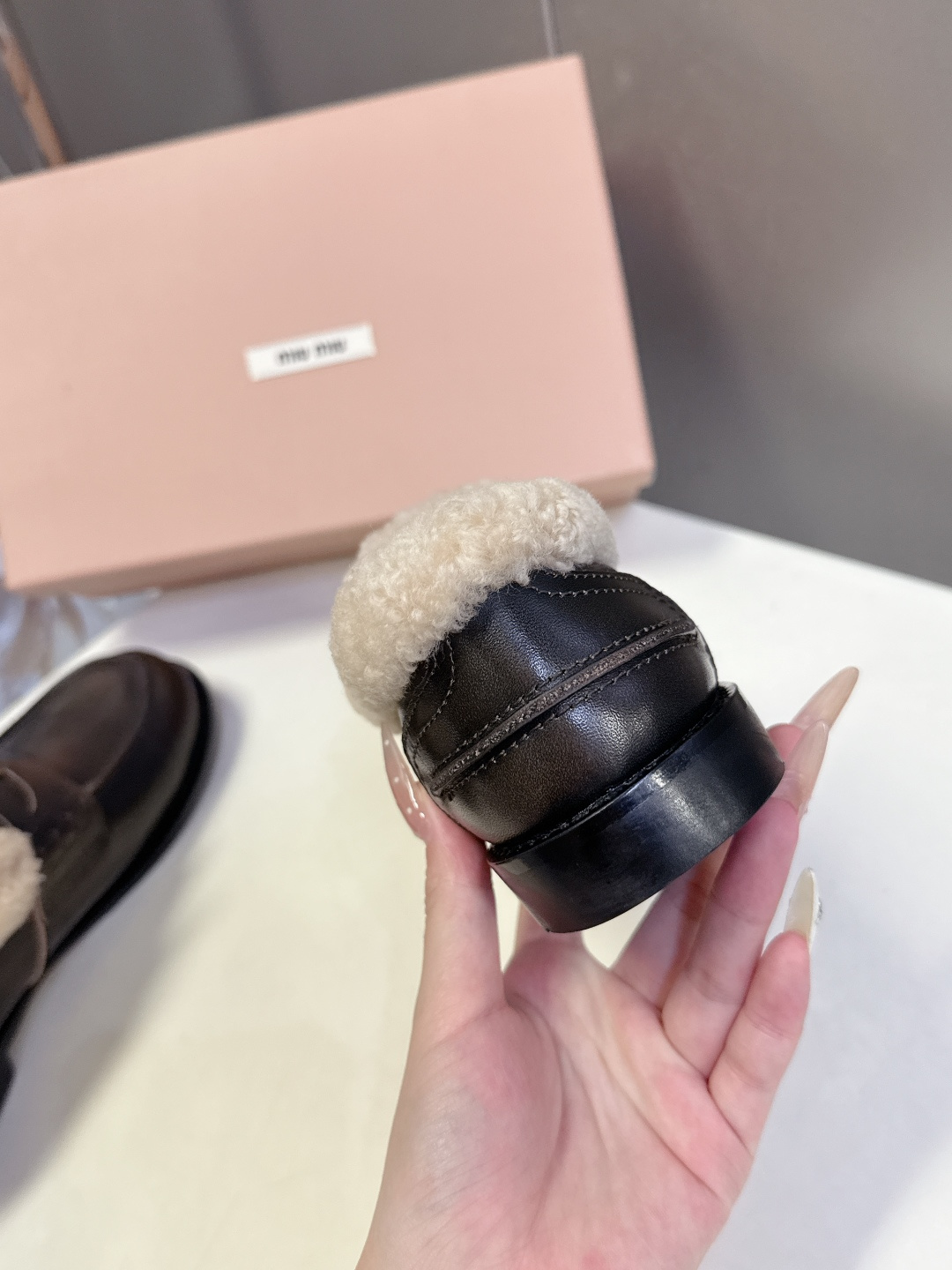 Miu Miu缪缪秋冬最新款钱币乐福鞋 毛毛鞋 超多明星时尚博主种草 毛茸茸的看着就暖和 新出的‘小钱币