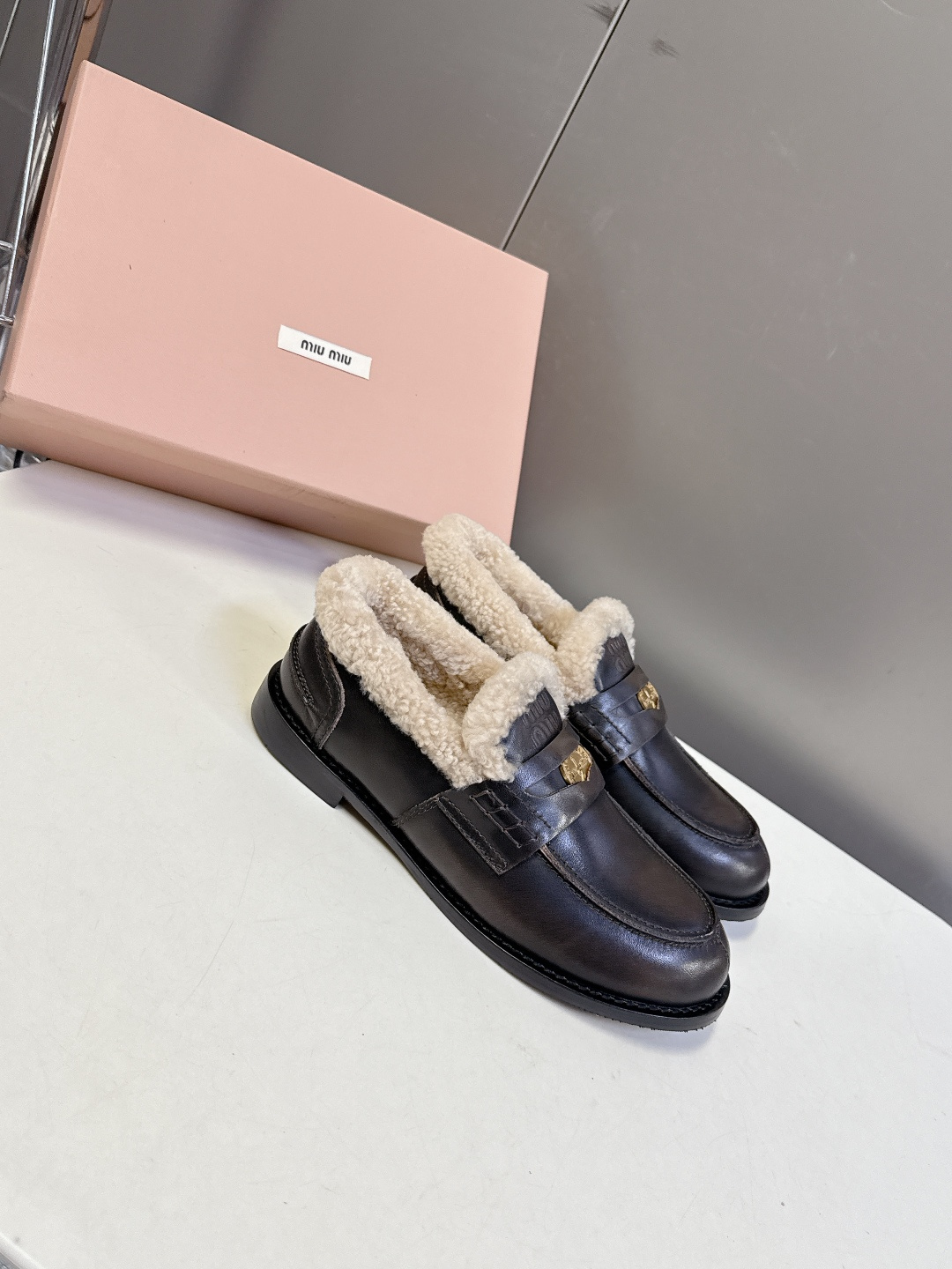 Miu Miu缪缪秋冬最新款钱币乐福鞋 毛毛鞋 超多明星时尚博主种草 毛茸茸的看着就暖和 新出的‘小钱币