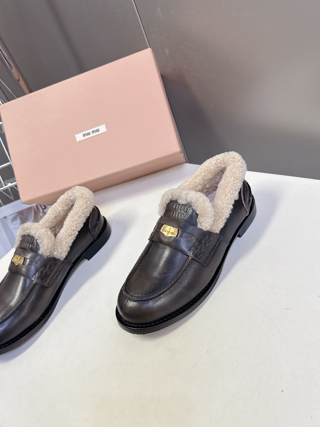 Miu Miu缪缪秋冬最新款钱币乐福鞋 毛毛鞋 超多明星时尚博主种草 毛茸茸的看着就暖和 新出的‘小钱币