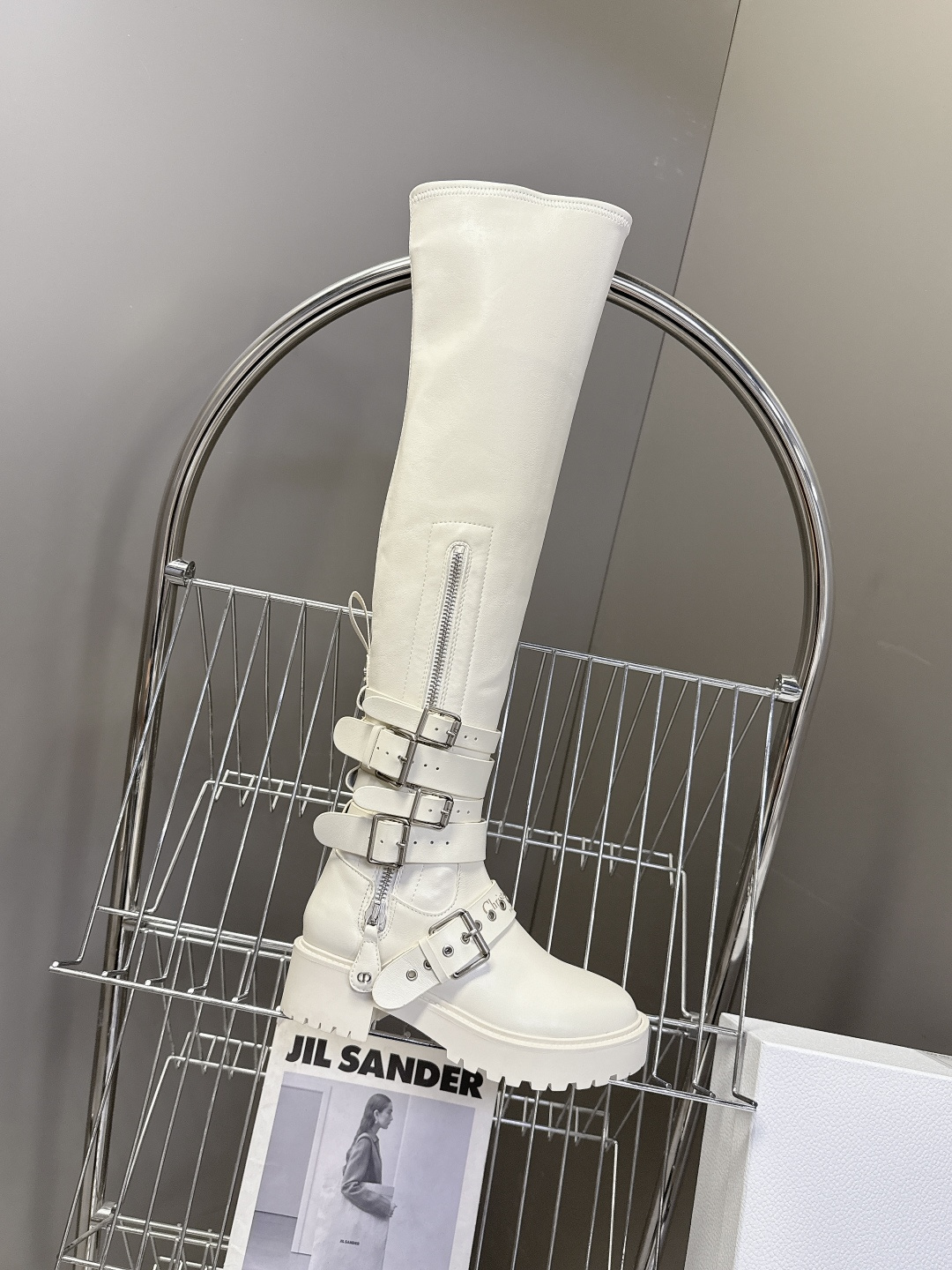 Dior迪奥秋冬最新走秀款朋克风带子长靴 超多明星时尚博主种草 D家这一季好看的款式真的是太多了 复古朋