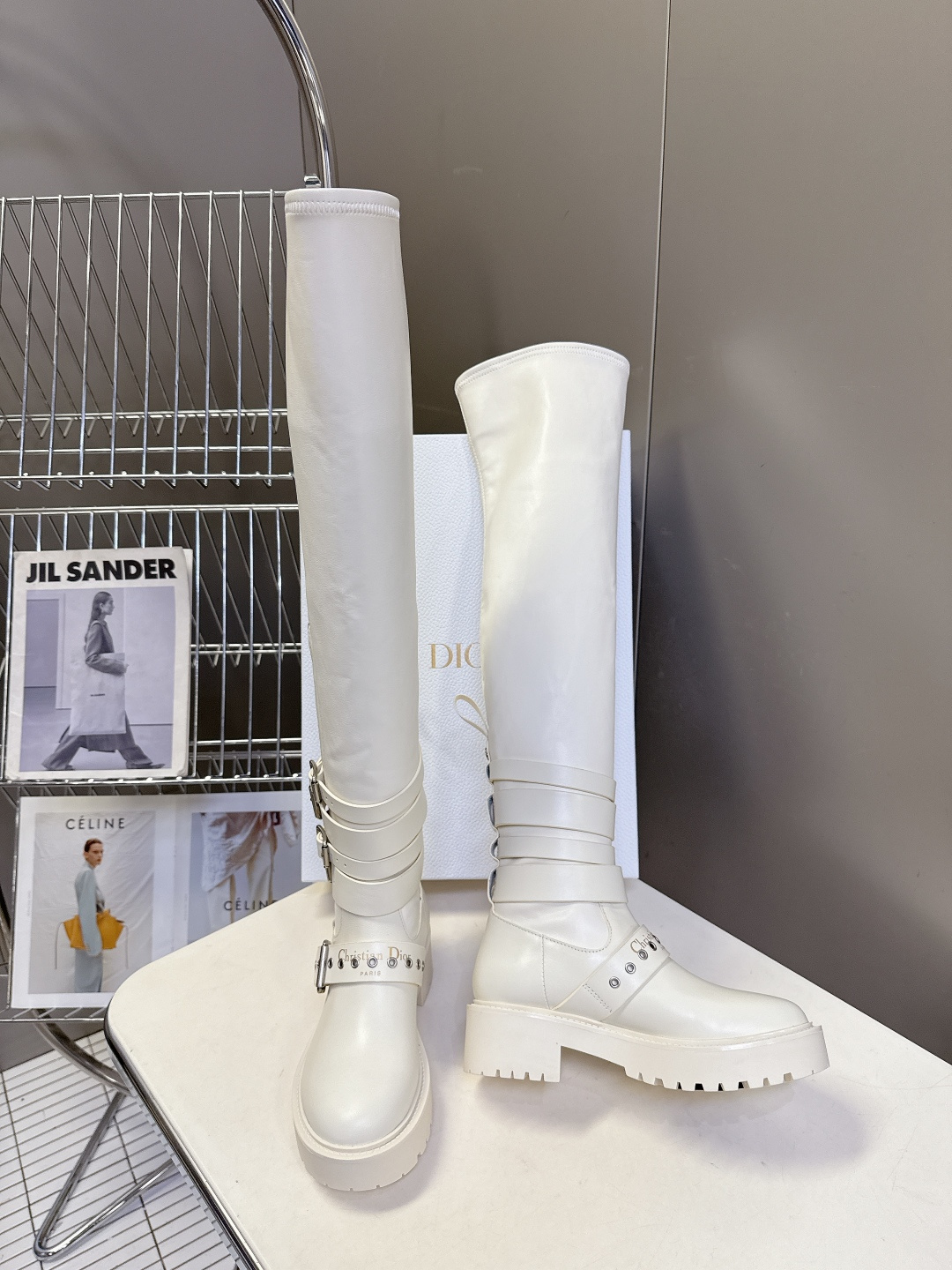 Dior迪奥秋冬最新走秀款朋克风带子长靴 超多明星时尚博主种草 D家这一季好看的款式真的是太多了 复古朋