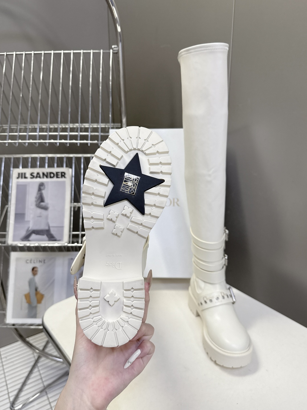 Dior迪奥秋冬最新走秀款朋克风带子长靴 超多明星时尚博主种草 D家这一季好看的款式真的是太多了 复古朋