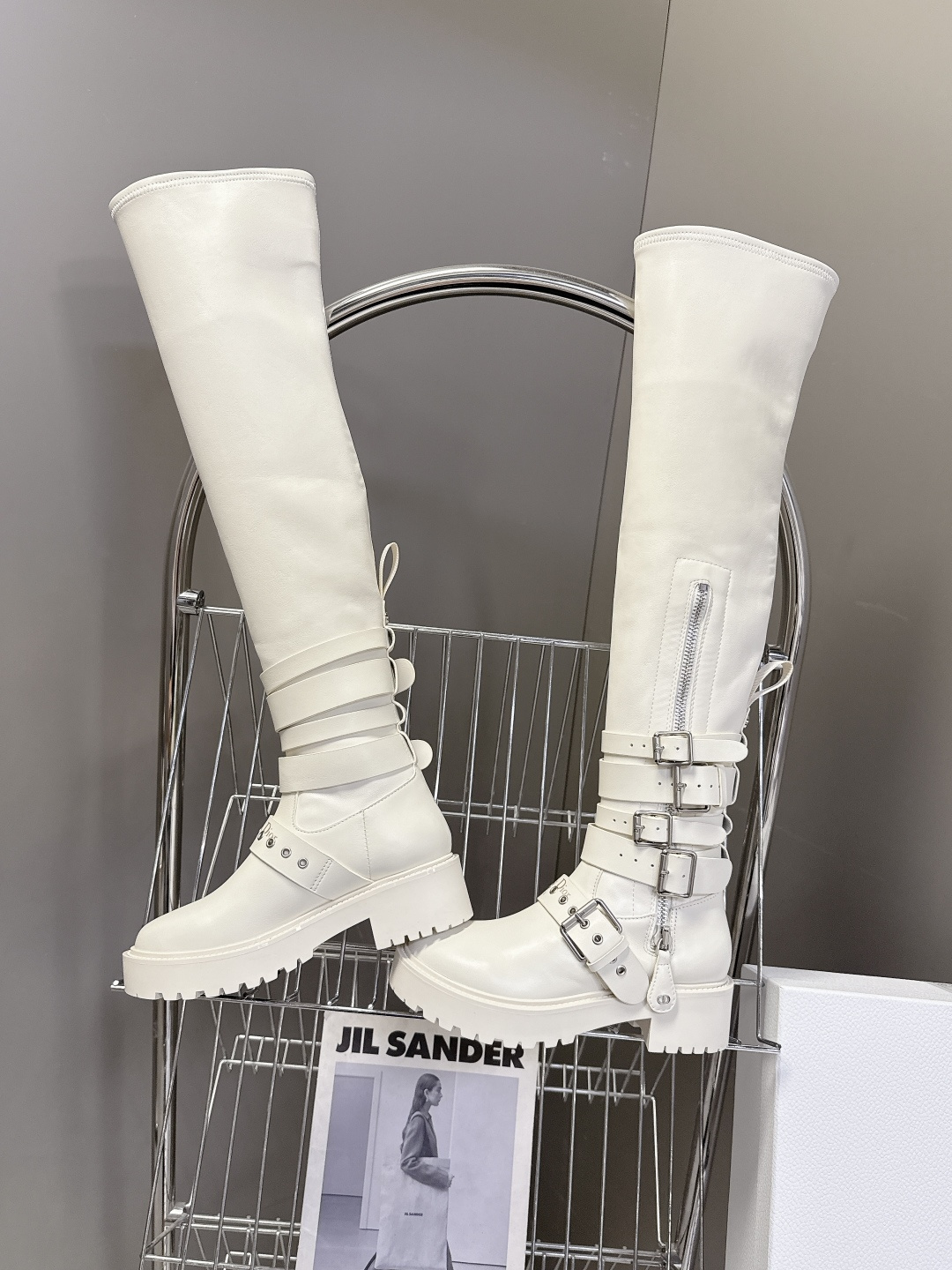 Dior迪奥秋冬最新走秀款朋克风带子长靴 超多明星时尚博主种草 D家这一季好看的款式真的是太多了 复古朋