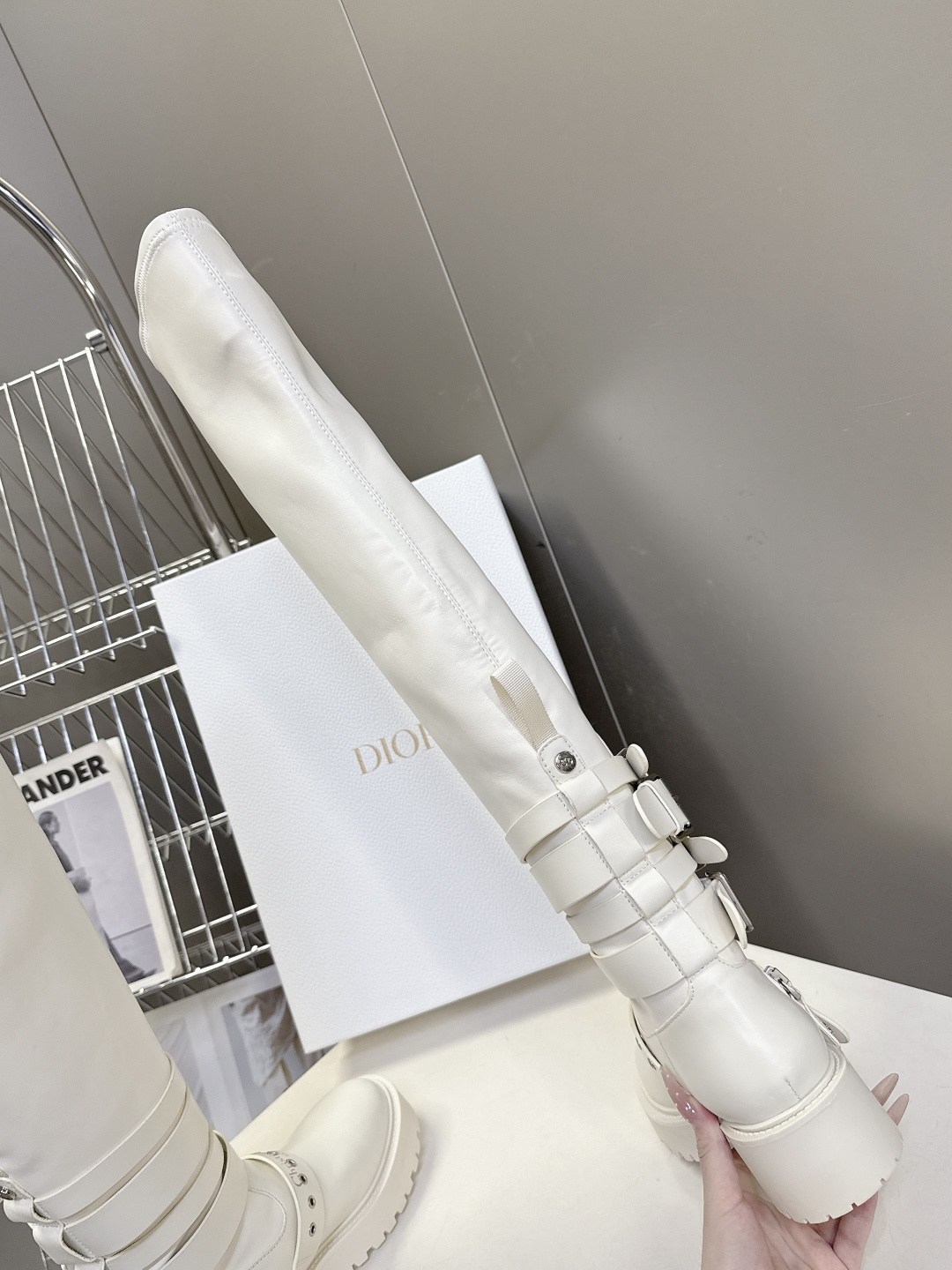 Dior迪奥秋冬最新走秀款朋克风带子长靴 超多明星时尚博主种草 D家这一季好看的款式真的是太多了 复古朋