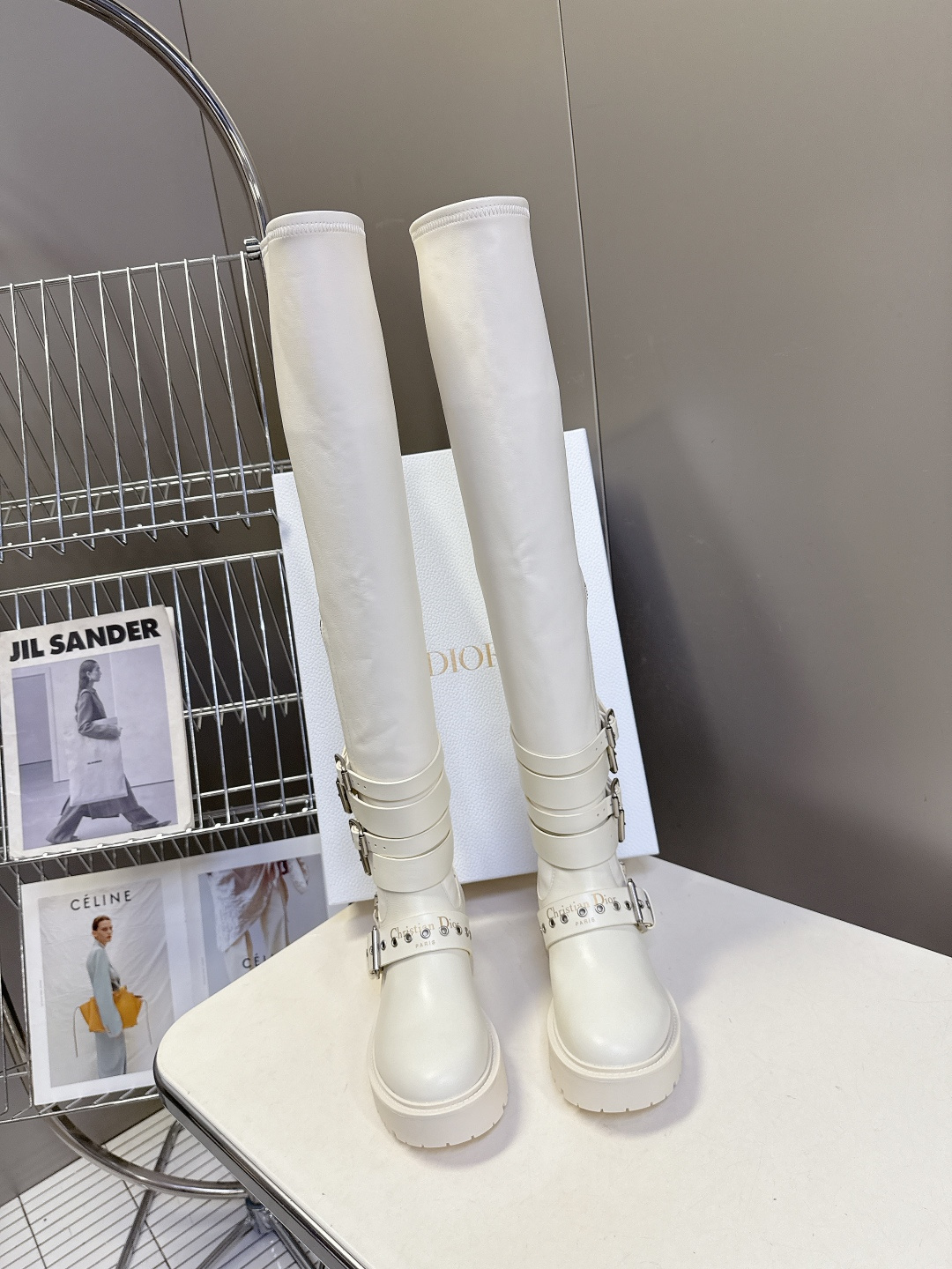 Dior迪奥秋冬最新走秀款朋克风带子长靴 超多明星时尚博主种草 D家这一季好看的款式真的是太多了 复古朋