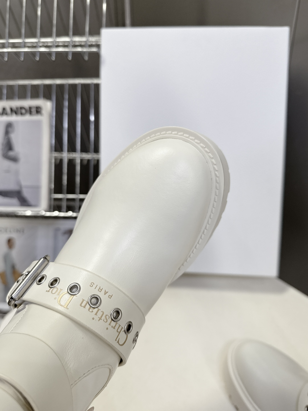 Dior迪奥秋冬最新走秀款朋克风带子长靴 超多明星时尚博主种草 D家这一季好看的款式真的是太多了 复古朋