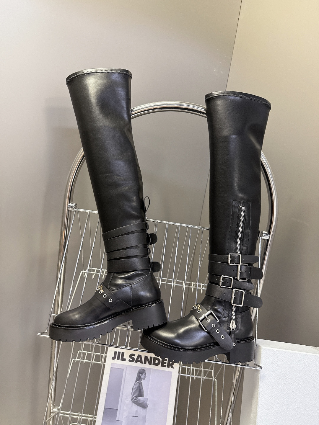 Dior迪奥秋冬最新走秀款朋克风带子长靴 超多明星时尚博主种草 D家这一季好看的款式真的是太多了 复古朋