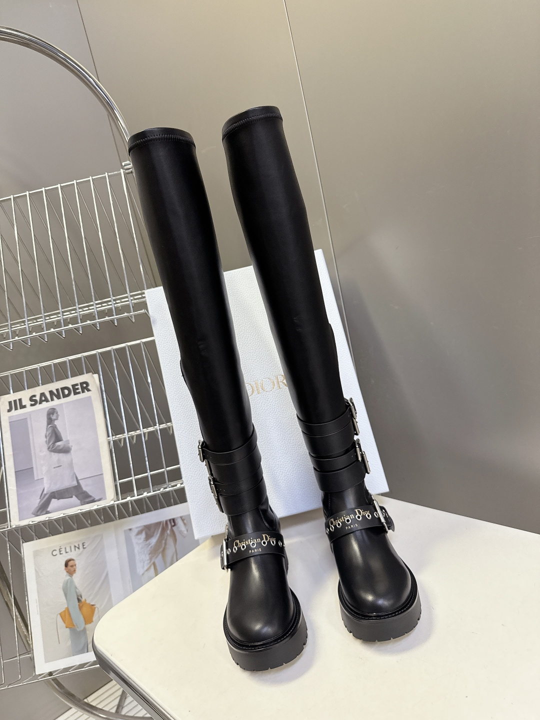 Dior迪奥秋冬最新走秀款朋克风带子长靴 超多明星时尚博主种草 D家这一季好看的款式真的是太多了 复古朋