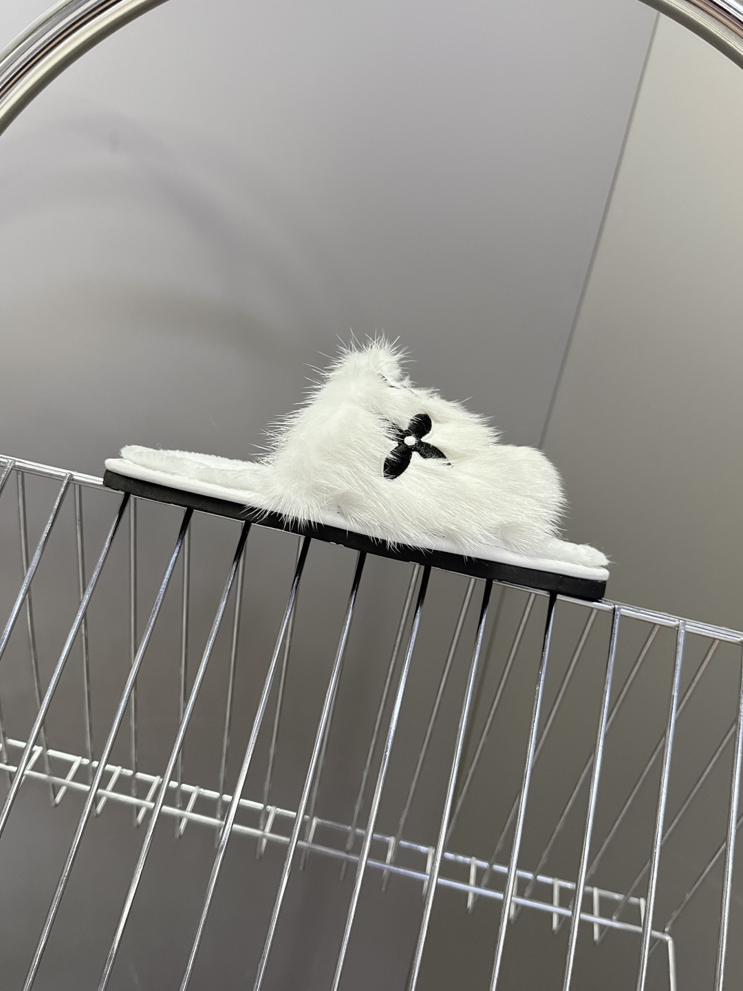 路易威登lv秋冬最新款毛毛拖鞋～这双毛拖也是好好看！皮质的就是非常高级呀！！!搭配秋冬的牛仔短裤 简直就