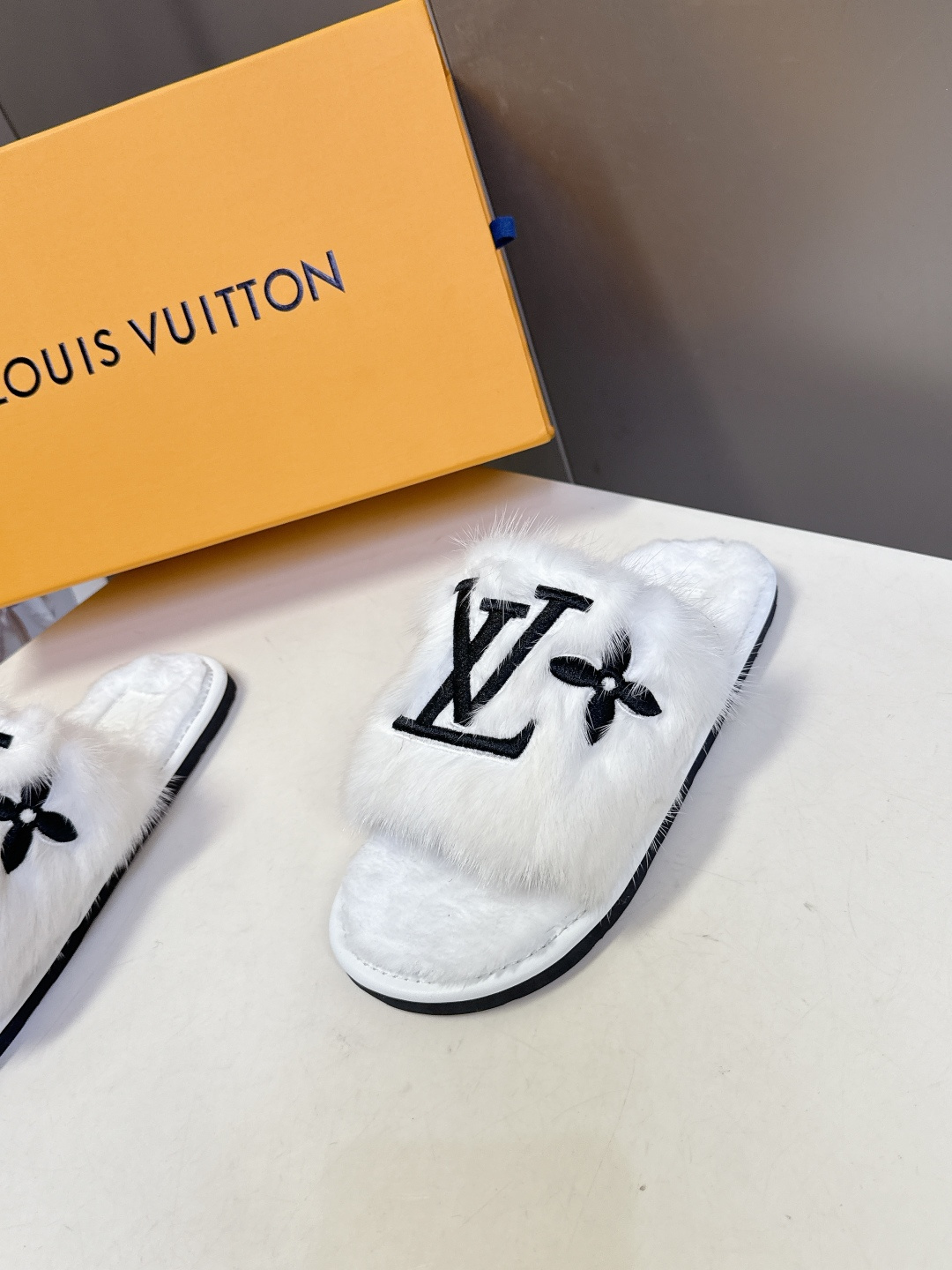 路易威登lv秋冬最新款毛毛拖鞋～这双毛拖也是好好看！皮质的就是非常高级呀！！!搭配秋冬的牛仔短裤 简直就