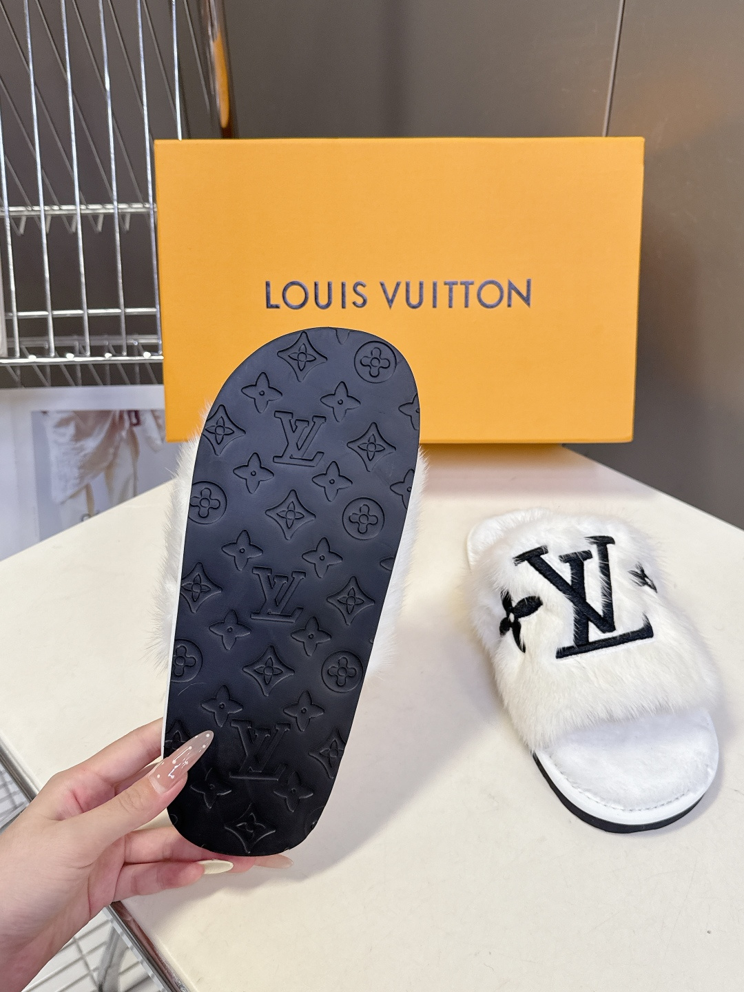 路易威登lv秋冬最新款毛毛拖鞋～这双毛拖也是好好看！皮质的就是非常高级呀！！!搭配秋冬的牛仔短裤 简直就