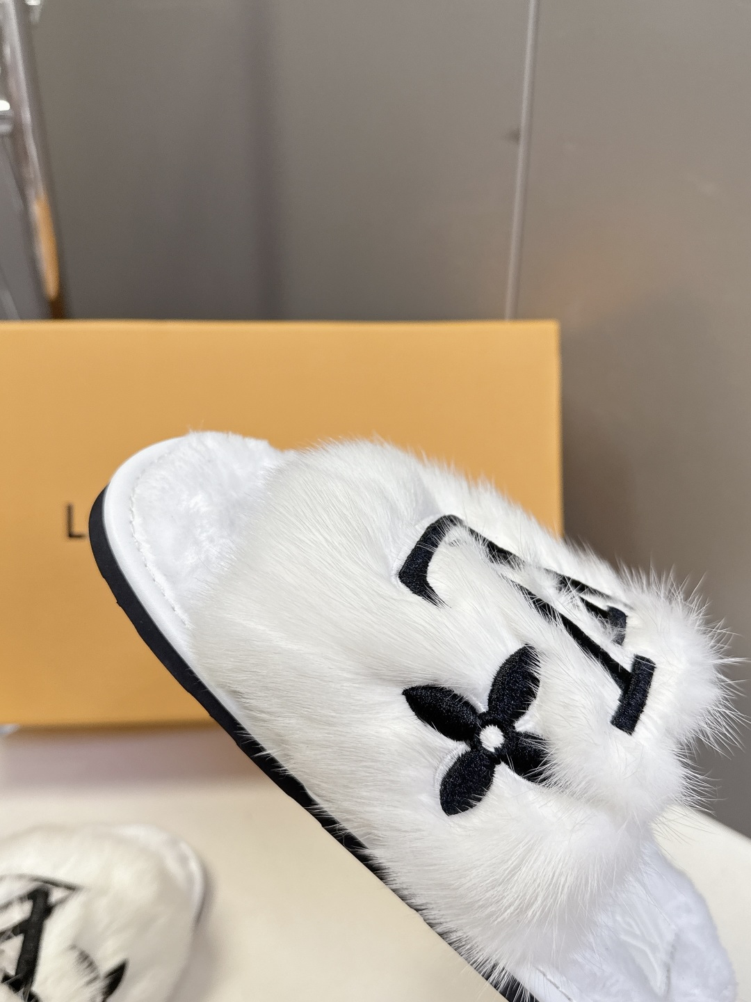 路易威登lv秋冬最新款毛毛拖鞋～这双毛拖也是好好看！皮质的就是非常高级呀！！!搭配秋冬的牛仔短裤 简直就