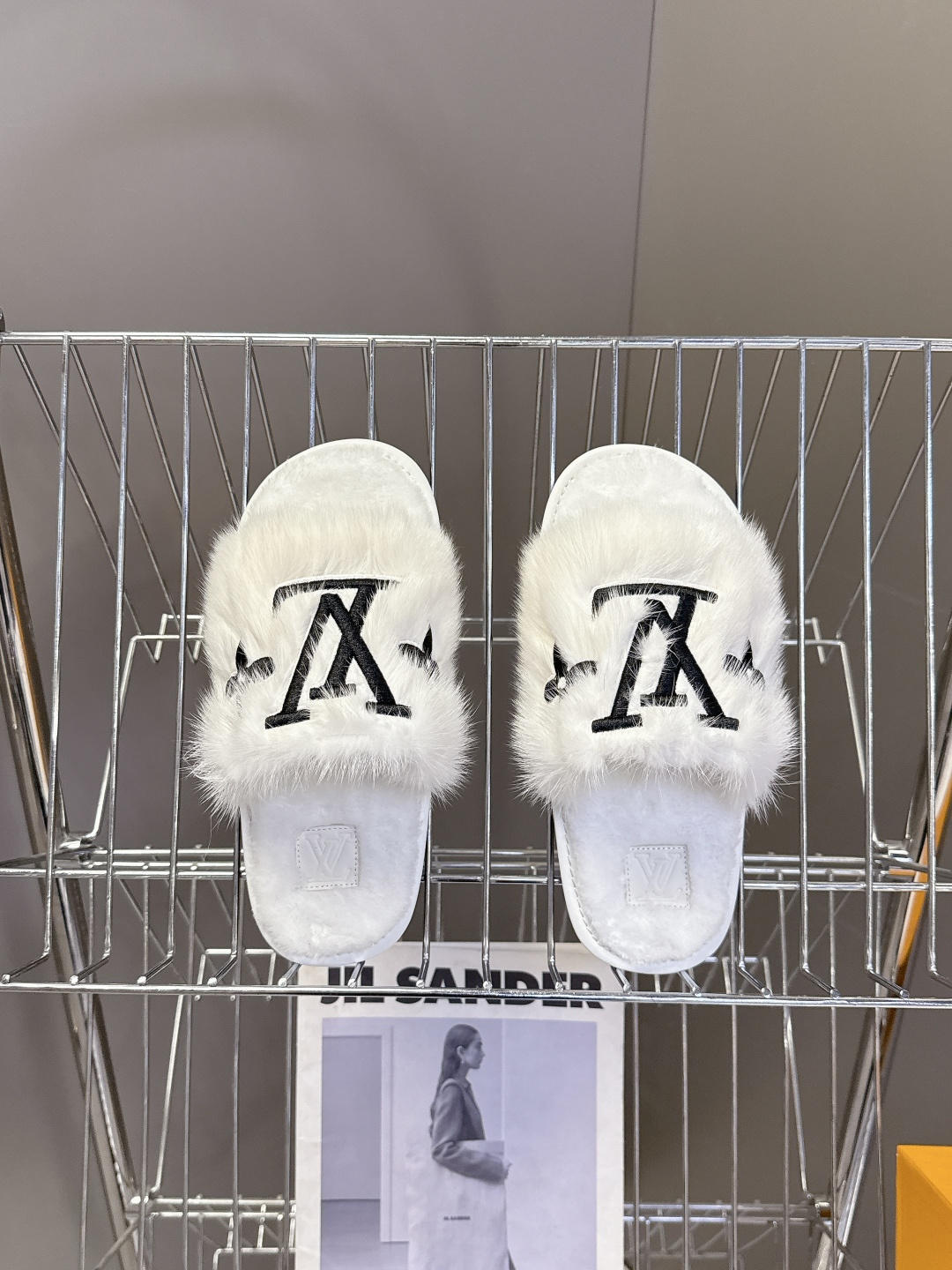 路易威登lv秋冬最新款毛毛拖鞋～这双毛拖也是好好看！皮质的就是非常高级呀！！!搭配秋冬的牛仔短裤 简直就