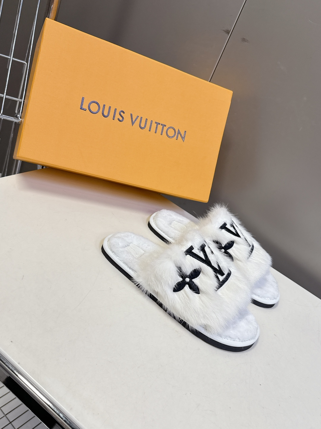 路易威登lv秋冬最新款毛毛拖鞋～这双毛拖也是好好看！皮质的就是非常高级呀！！!搭配秋冬的牛仔短裤 简直就