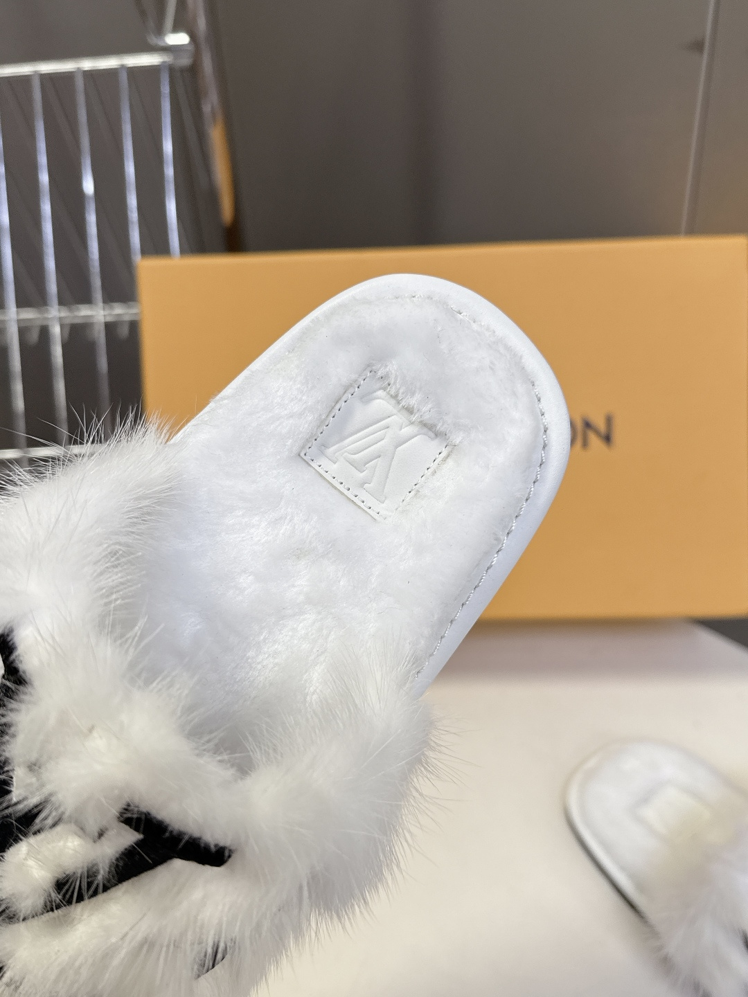 路易威登lv秋冬最新款毛毛拖鞋～这双毛拖也是好好看！皮质的就是非常高级呀！！!搭配秋冬的牛仔短裤 简直就