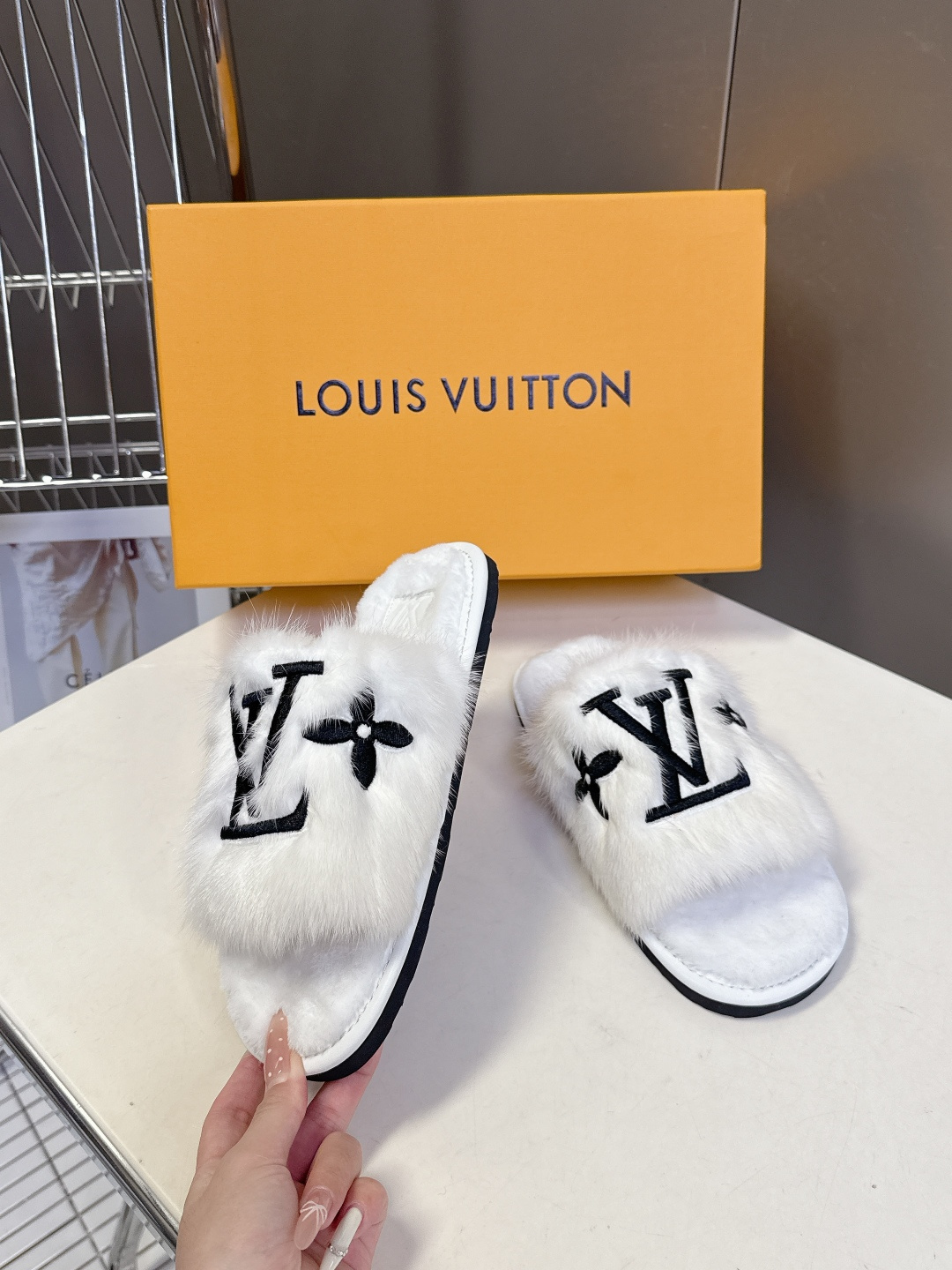 路易威登lv秋冬最新款毛毛拖鞋～这双毛拖也是好好看！皮质的就是非常高级呀！！!搭配秋冬的牛仔短裤 简直就