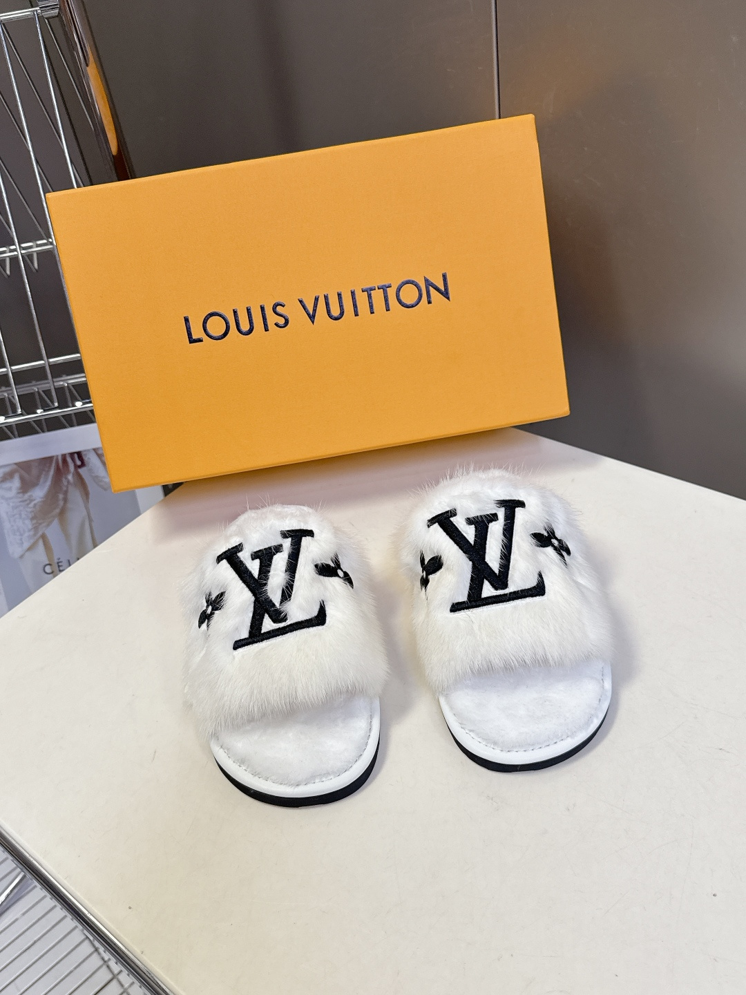 路易威登lv秋冬最新款毛毛拖鞋～这双毛拖也是好好看！皮质的就是非常高级呀！！!搭配秋冬的牛仔短裤 简直就