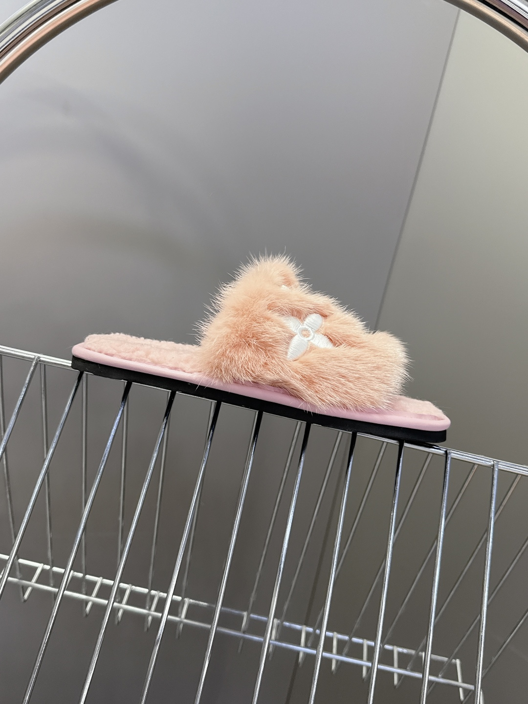 路易威登lv秋冬最新款毛毛拖鞋～这双毛拖也是好好看！皮质的就是非常高级呀！！!搭配秋冬的牛仔短裤 简直就