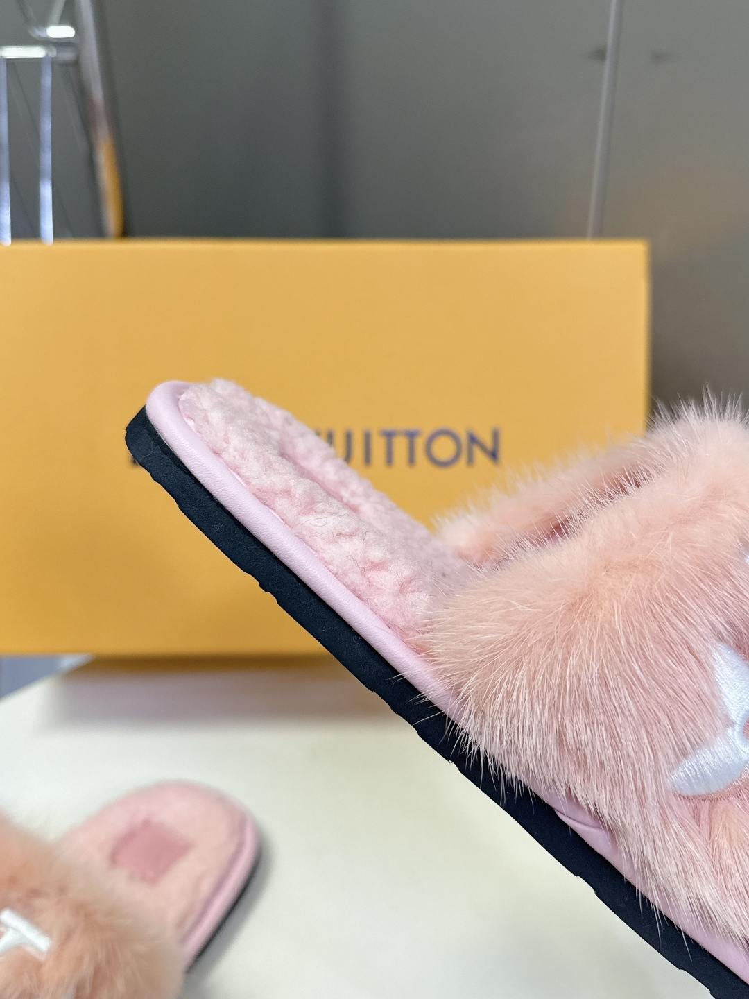 路易威登lv秋冬最新款毛毛拖鞋～这双毛拖也是好好看！皮质的就是非常高级呀！！!搭配秋冬的牛仔短裤 简直就