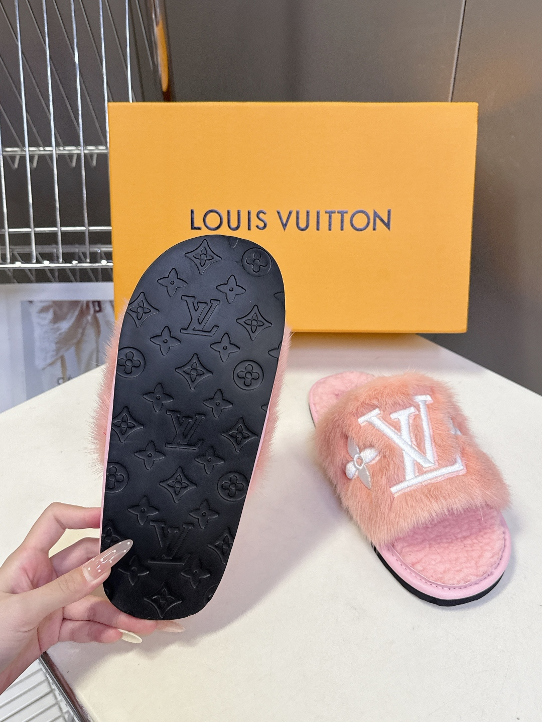 路易威登lv秋冬最新款毛毛拖鞋～这双毛拖也是好好看！皮质的就是非常高级呀！！!搭配秋冬的牛仔短裤 简直就