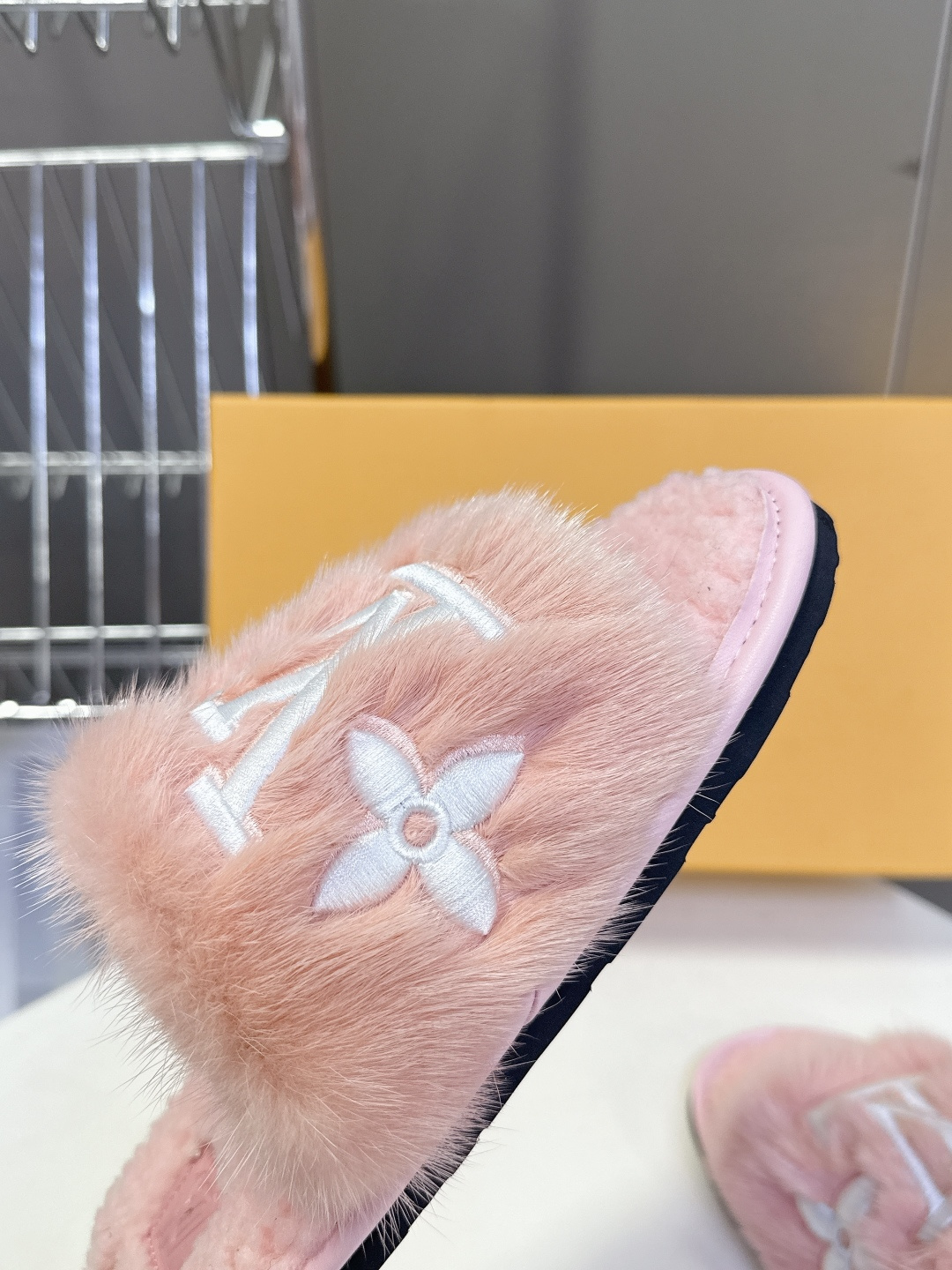 路易威登lv秋冬最新款毛毛拖鞋～这双毛拖也是好好看！皮质的就是非常高级呀！！!搭配秋冬的牛仔短裤 简直就