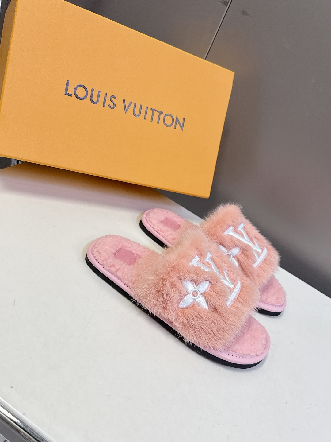 路易威登lv秋冬最新款毛毛拖鞋～这双毛拖也是好好看！皮质的就是非常高级呀！！!搭配秋冬的牛仔短裤 简直就