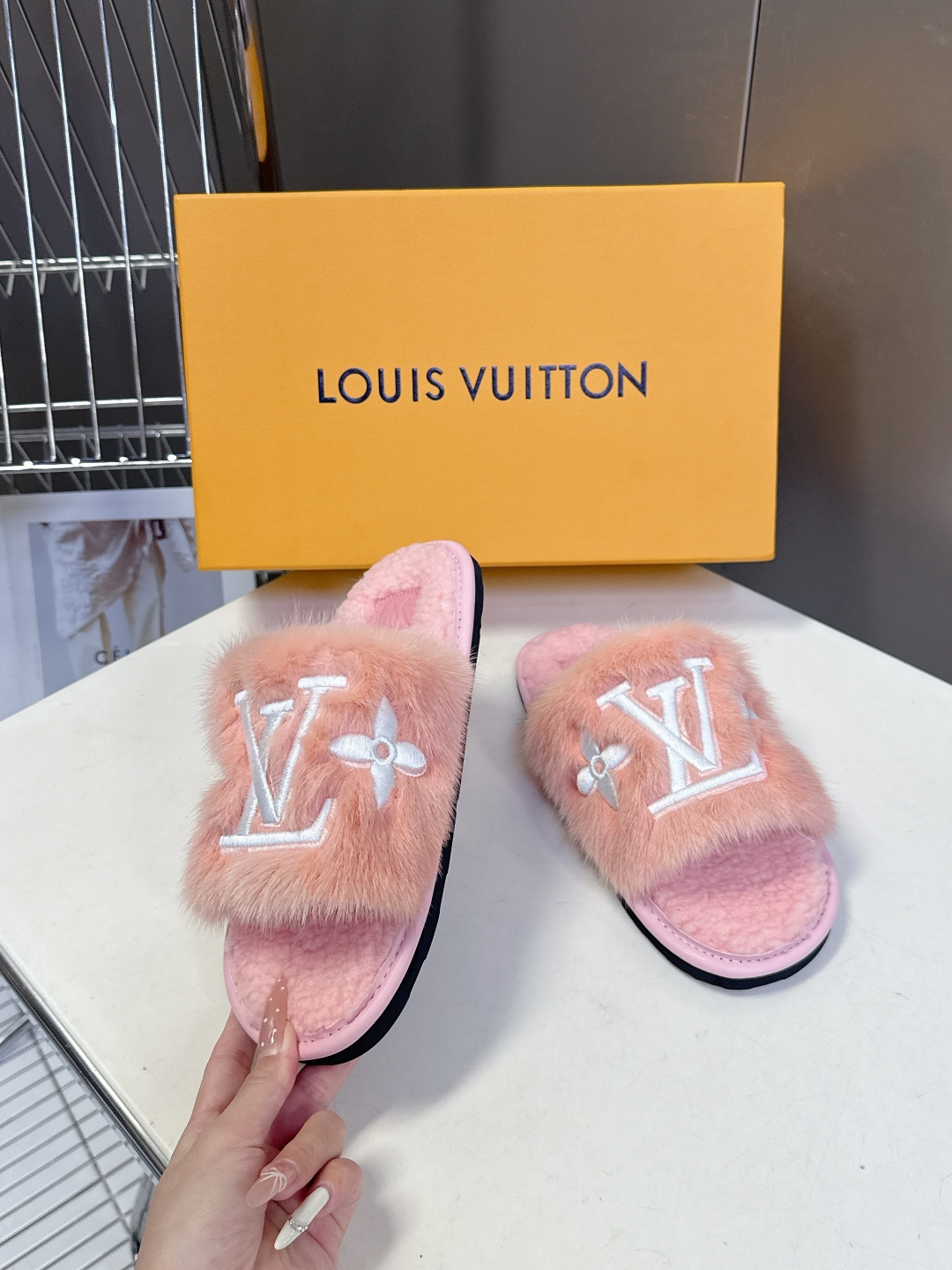 路易威登lv秋冬最新款毛毛拖鞋～这双毛拖也是好好看！皮质的就是非常高级呀！！!搭配秋冬的牛仔短裤 简直就
