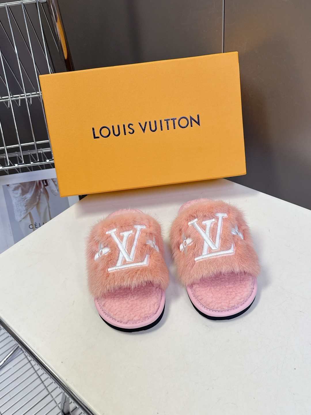 路易威登lv秋冬最新款毛毛拖鞋～这双毛拖也是好好看！皮质的就是非常高级呀！！!搭配秋冬的牛仔短裤 简直就