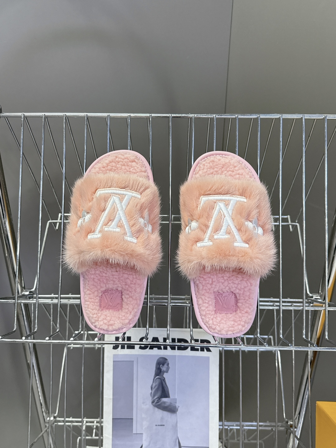 路易威登lv秋冬最新款毛毛拖鞋～这双毛拖也是好好看！皮质的就是非常高级呀！！!搭配秋冬的牛仔短裤 简直就