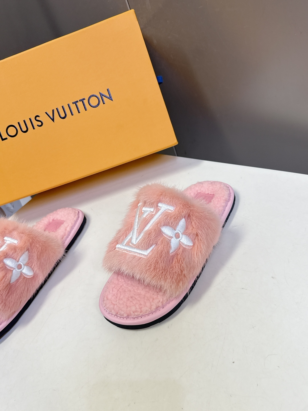 路易威登lv秋冬最新款毛毛拖鞋～这双毛拖也是好好看！皮质的就是非常高级呀！！!搭配秋冬的牛仔短裤 简直就