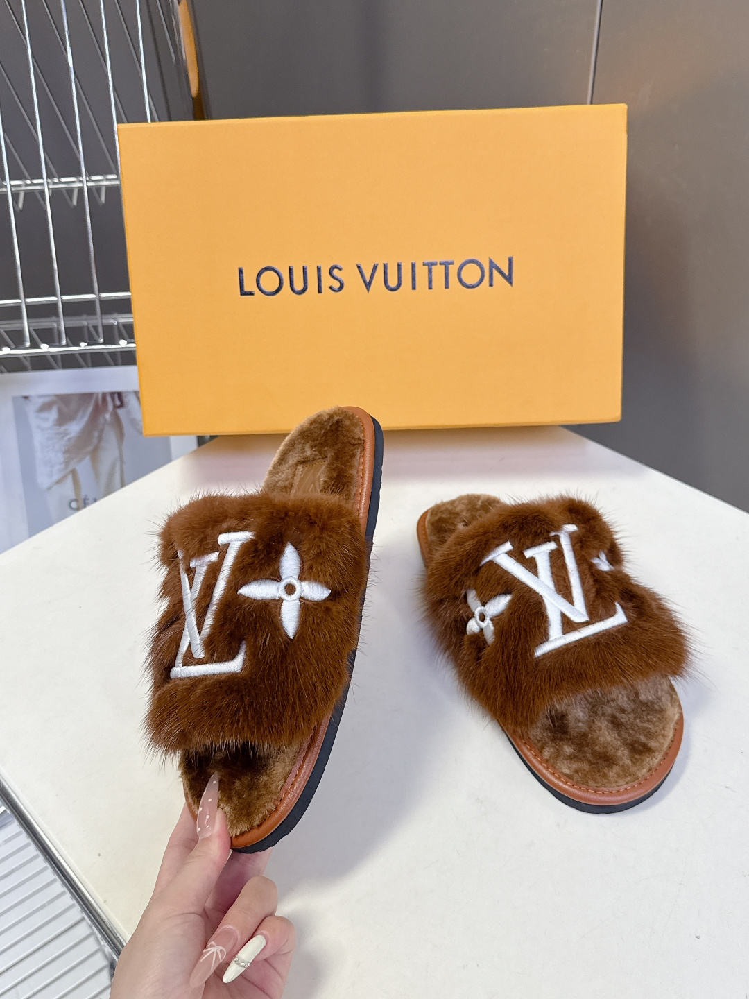 路易威登lv秋冬最新款毛毛拖鞋～这双毛拖也是好好看！皮质的就是非常高级呀！！!搭配秋冬的牛仔短裤 简直就