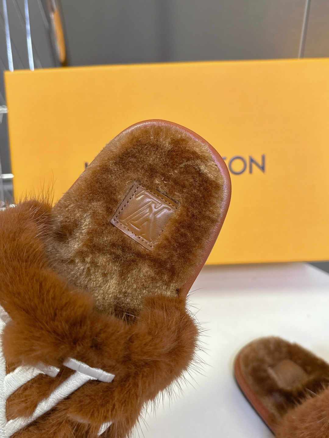 路易威登lv秋冬最新款毛毛拖鞋～这双毛拖也是好好看！皮质的就是非常高级呀！！!搭配秋冬的牛仔短裤 简直就