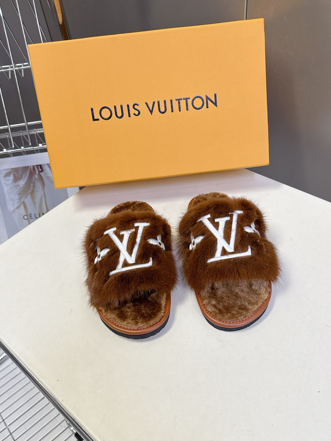 路易威登lv秋冬最新款毛毛拖鞋～这双毛拖也是好好看！皮质的就是非常高级呀！！!搭配秋冬的牛仔短裤 简直就