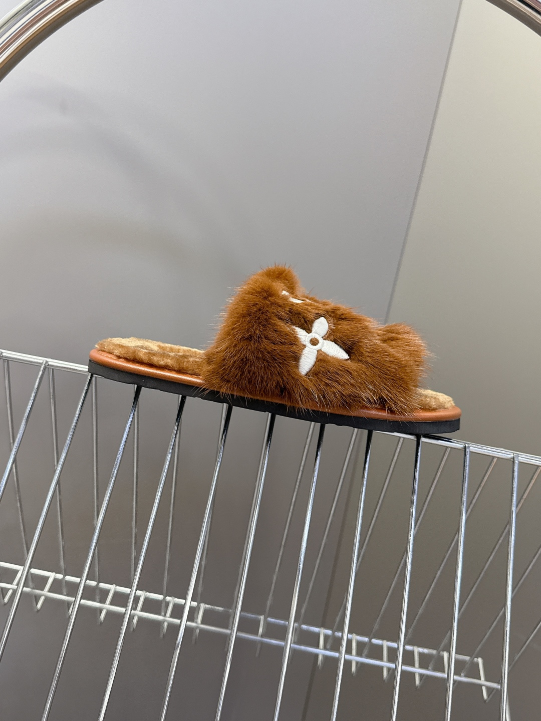 路易威登lv秋冬最新款毛毛拖鞋～这双毛拖也是好好看！皮质的就是非常高级呀！！!搭配秋冬的牛仔短裤 简直就