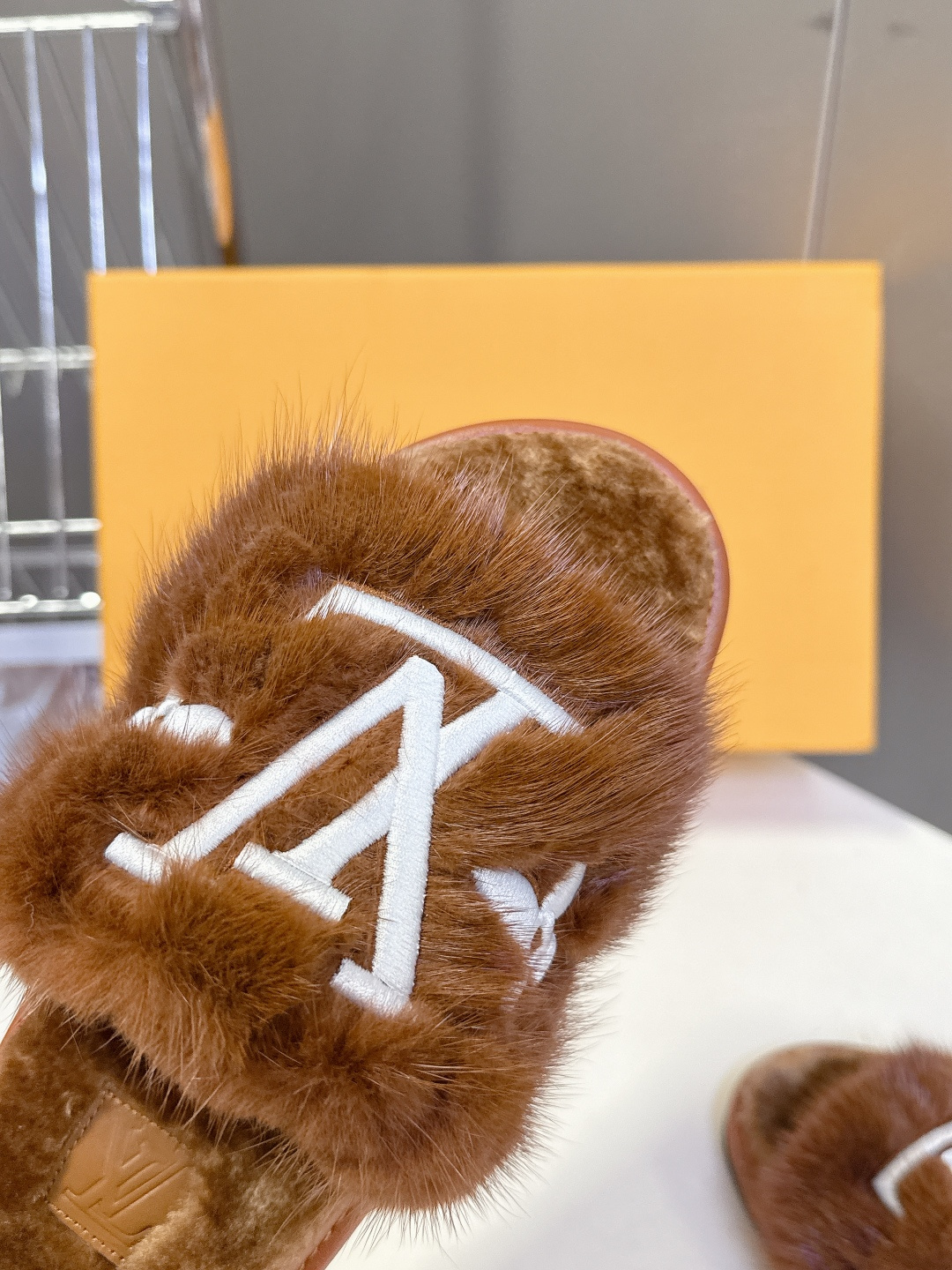 路易威登lv秋冬最新款毛毛拖鞋～这双毛拖也是好好看！皮质的就是非常高级呀！！!搭配秋冬的牛仔短裤 简直就