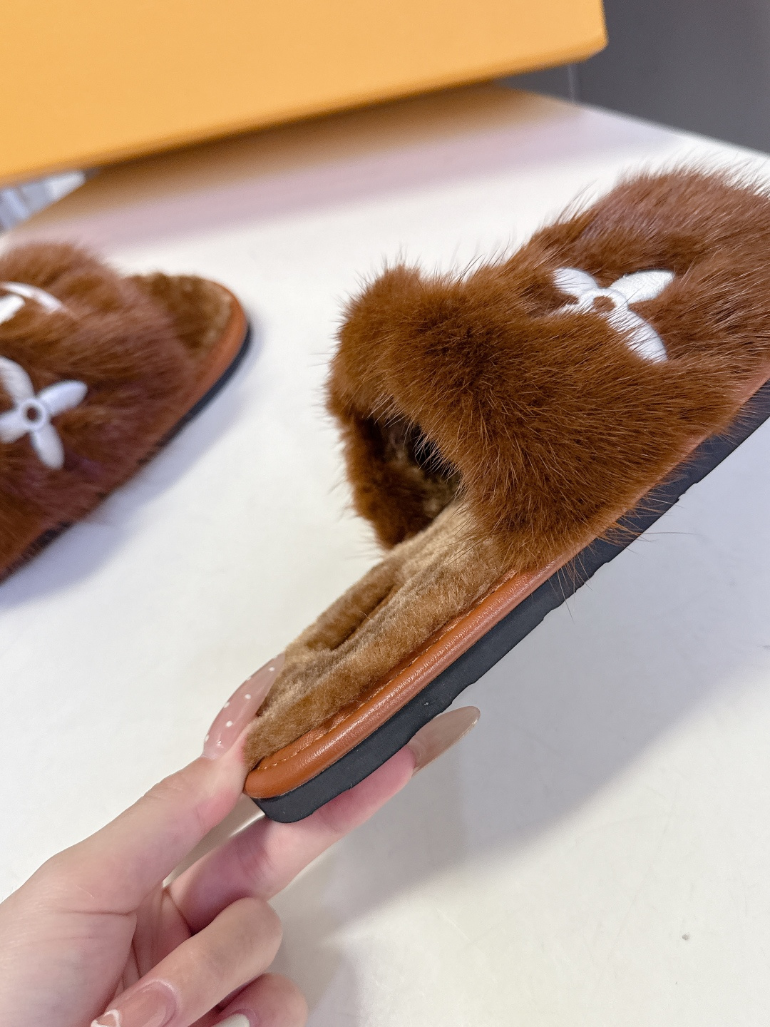 路易威登lv秋冬最新款毛毛拖鞋～这双毛拖也是好好看！皮质的就是非常高级呀！！!搭配秋冬的牛仔短裤 简直就