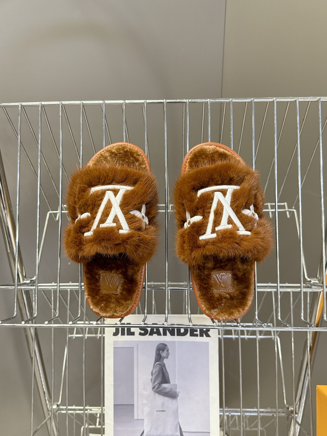 路易威登lv秋冬最新款毛毛拖鞋～这双毛拖也是好好看！皮质的就是非常高级呀！！!搭配秋冬的牛仔短裤 简直就