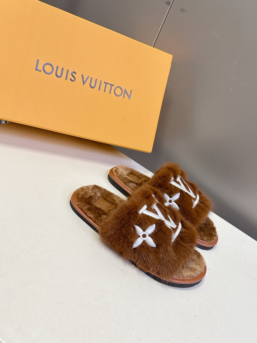 路易威登lv秋冬最新款毛毛拖鞋～这双毛拖也是好好看！皮质的就是非常高级呀！！!搭配秋冬的牛仔短裤 简直就