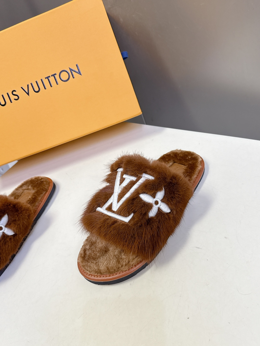 路易威登lv秋冬最新款毛毛拖鞋～这双毛拖也是好好看！皮质的就是非常高级呀！！!搭配秋冬的牛仔短裤 简直就