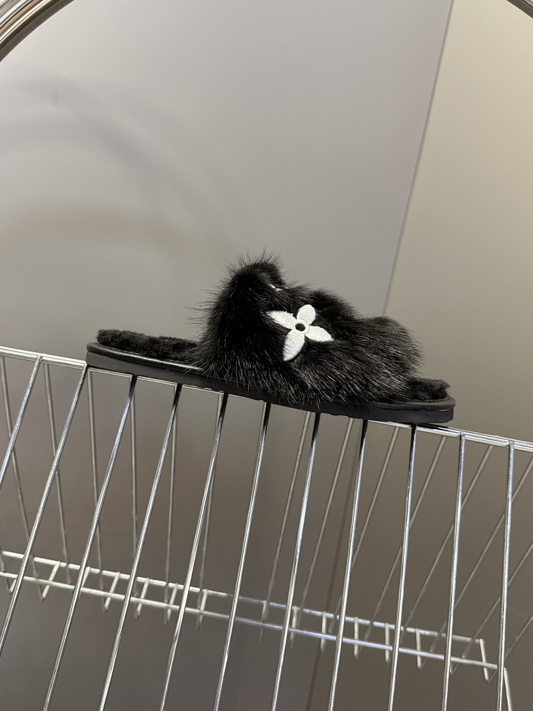 路易威登lv秋冬最新款毛毛拖鞋～这双毛拖也是好好看！皮质的就是非常高级呀！！!搭配秋冬的牛仔短裤 简直就