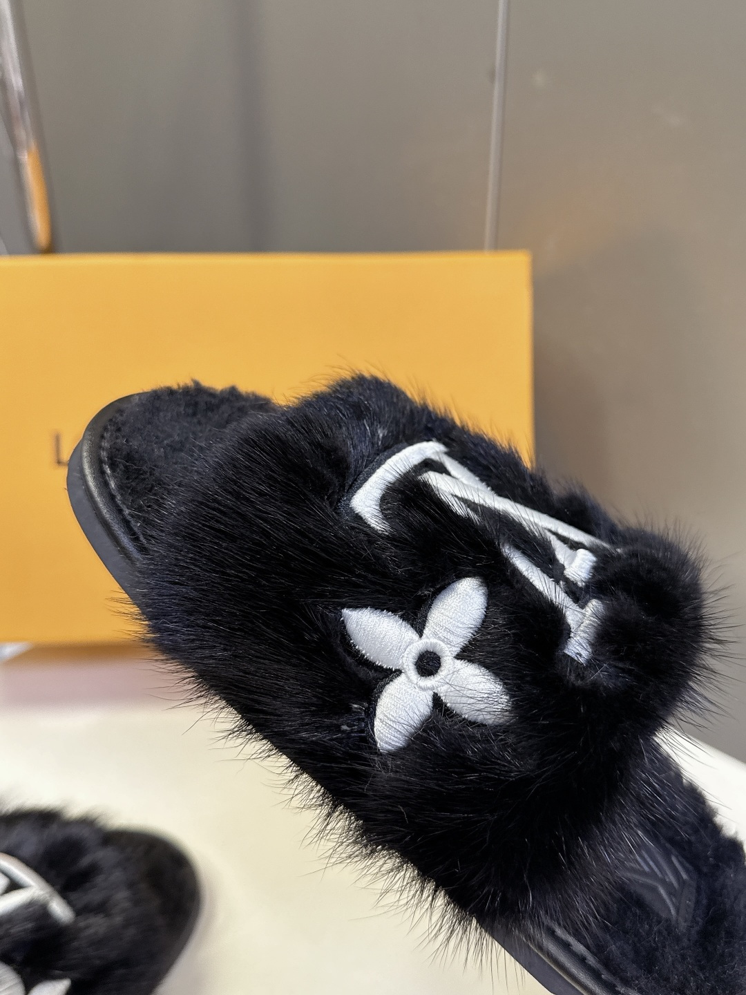 路易威登lv秋冬最新款毛毛拖鞋～这双毛拖也是好好看！皮质的就是非常高级呀！！!搭配秋冬的牛仔短裤 简直就