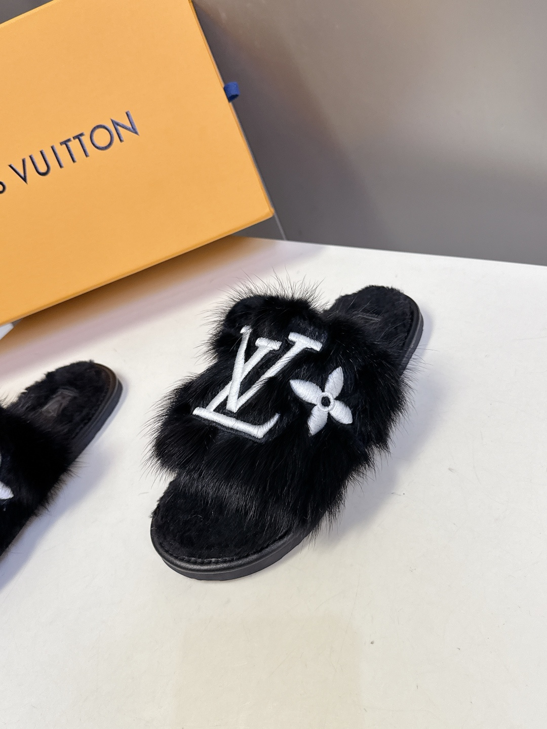 路易威登lv秋冬最新款毛毛拖鞋～这双毛拖也是好好看！皮质的就是非常高级呀！！!搭配秋冬的牛仔短裤 简直就