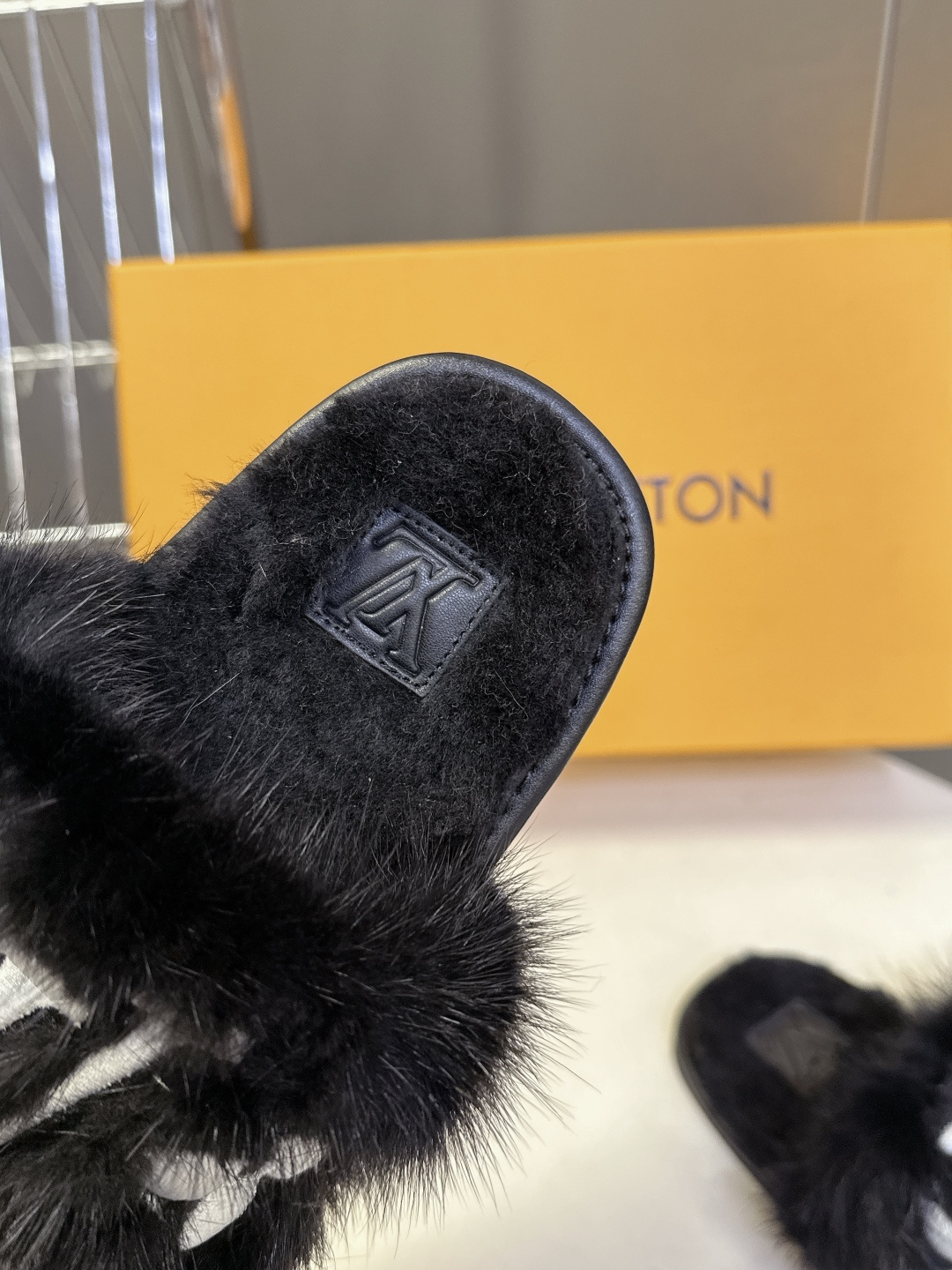 路易威登lv秋冬最新款毛毛拖鞋～这双毛拖也是好好看！皮质的就是非常高级呀！！!搭配秋冬的牛仔短裤 简直就