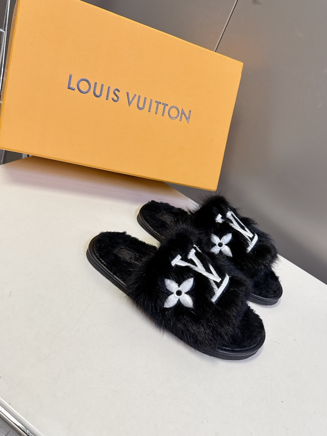 路易威登lv秋冬最新款毛毛拖鞋～这双毛拖也是好好看！皮质的就是非常高级呀！！!搭配秋冬的牛仔短裤 简直就