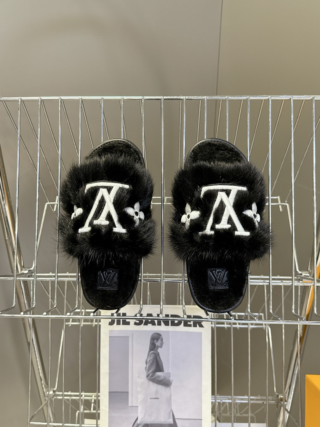 路易威登lv秋冬最新款毛毛拖鞋～这双毛拖也是好好看！皮质的就是非常高级呀！！!搭配秋冬的牛仔短裤 简直就